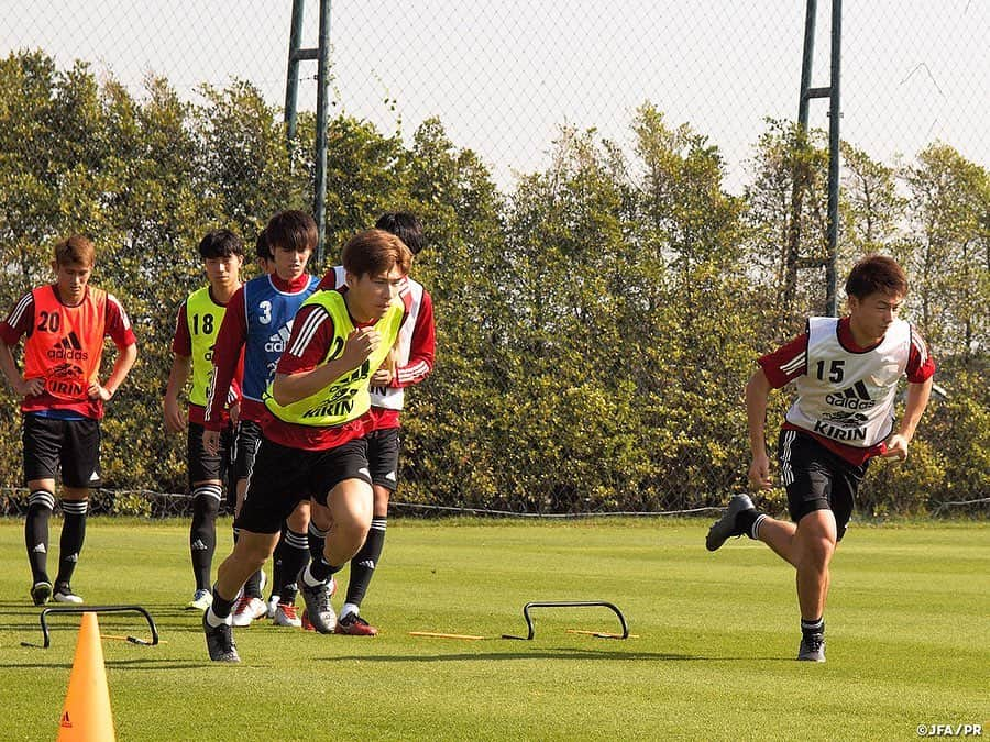 日本サッカー協会さんのインスタグラム写真 - (日本サッカー協会Instagram)「📸#U23日本代表 事前キャンプ終了！② ・ 1/8に開幕するAFC U-23選手権タイ2020に向け、1/3～5の事前キャンプが終了しました。 ・ 3日、4日と連日二部練習を実施し、暑熱対策を講じながら準備を進めたU-23日本代表。4日午後のトレーニングには、バンコク日本人学校に通う子どもたちが訪れ、決まっていくゴールに大喜びしながら見学していました。 ・ 5日は元#鹿島アントラーズ の#石井正忠 監督率いるタイ1部リーグのSamut Prakan City FC練習試合が組まれ、5-0で勝利しました。 ・ チームは練習試合後に、試合が行われるバンコクに移動しました。「互いの描くイメージをさらに合わせて」（森保監督）いくために、トレーニング、ミーティングを重ねていきます。 ――― 🏆AFC U-23選手権タイ2020（1/8～26） 1/9 22:15 🆚U-23サウジアラビア🇸🇦 1/12 22:15 🆚U-23シリア🇸🇾 1/15 22:15 🆚U-23カタール🇶🇦 📺テレビ朝日系列/NHK-BS1 👉大会情報はJFA.jpへ #daihyo #U23日本代表 #AFCU23 ―――」1月6日 19時06分 - japanfootballassociation