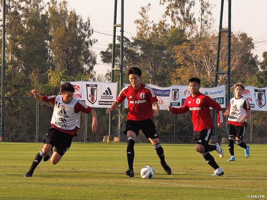 日本サッカー協会さんのインスタグラム写真 - (日本サッカー協会Instagram)「📸#U23日本代表 事前キャンプ終了！② ・ 1/8に開幕するAFC U-23選手権タイ2020に向け、1/3～5の事前キャンプが終了しました。 ・ 3日、4日と連日二部練習を実施し、暑熱対策を講じながら準備を進めたU-23日本代表。4日午後のトレーニングには、バンコク日本人学校に通う子どもたちが訪れ、決まっていくゴールに大喜びしながら見学していました。 ・ 5日は元#鹿島アントラーズ の#石井正忠 監督率いるタイ1部リーグのSamut Prakan City FC練習試合が組まれ、5-0で勝利しました。 ・ チームは練習試合後に、試合が行われるバンコクに移動しました。「互いの描くイメージをさらに合わせて」（森保監督）いくために、トレーニング、ミーティングを重ねていきます。 ――― 🏆AFC U-23選手権タイ2020（1/8～26） 1/9 22:15 🆚U-23サウジアラビア🇸🇦 1/12 22:15 🆚U-23シリア🇸🇾 1/15 22:15 🆚U-23カタール🇶🇦 📺テレビ朝日系列/NHK-BS1 👉大会情報はJFA.jpへ #daihyo #U23日本代表 #AFCU23 ―――」1月6日 19時06分 - japanfootballassociation