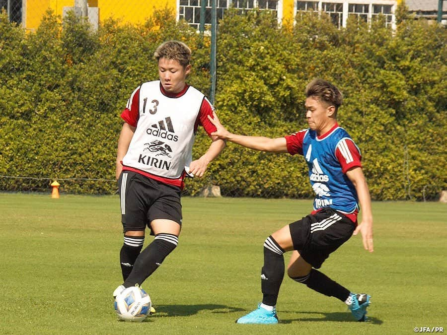 日本サッカー協会さんのインスタグラム写真 - (日本サッカー協会Instagram)「📸#U23日本代表 事前キャンプ終了！② ・ 1/8に開幕するAFC U-23選手権タイ2020に向け、1/3～5の事前キャンプが終了しました。 ・ 3日、4日と連日二部練習を実施し、暑熱対策を講じながら準備を進めたU-23日本代表。4日午後のトレーニングには、バンコク日本人学校に通う子どもたちが訪れ、決まっていくゴールに大喜びしながら見学していました。 ・ 5日は元#鹿島アントラーズ の#石井正忠 監督率いるタイ1部リーグのSamut Prakan City FC練習試合が組まれ、5-0で勝利しました。 ・ チームは練習試合後に、試合が行われるバンコクに移動しました。「互いの描くイメージをさらに合わせて」（森保監督）いくために、トレーニング、ミーティングを重ねていきます。 ――― 🏆AFC U-23選手権タイ2020（1/8～26） 1/9 22:15 🆚U-23サウジアラビア🇸🇦 1/12 22:15 🆚U-23シリア🇸🇾 1/15 22:15 🆚U-23カタール🇶🇦 📺テレビ朝日系列/NHK-BS1 👉大会情報はJFA.jpへ #daihyo #U23日本代表 #AFCU23 ―――」1月6日 19時06分 - japanfootballassociation