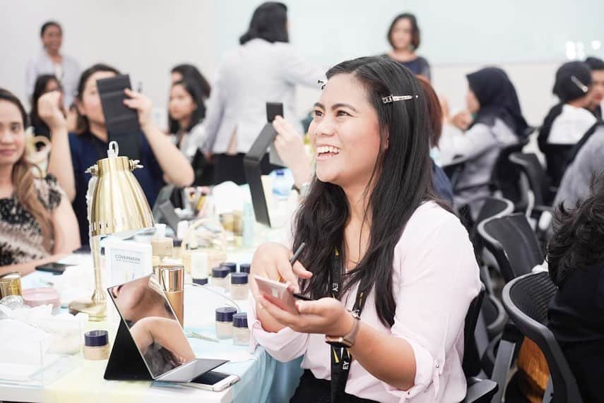 のインスタグラム：「Hai Beautynesian!  Berakhir sudah kunjungan Beauty Workshop @covermark_id dan @beautynesia.id di kantor EY Indonesia. Hmm, wanita memang tidak bisa dipisahkan dengan makeup ya. kamu kah salah satunya?  Lihat deh, belajar makeup itu memang seru! Diawali pengaplikasian skincare untuk melindungi dan merawat  kulit wajah. Lalu, peserta juga diberikan tips & trick untuk bermakeup yang tahan seharian.  Jadi, ke kantor mulai hari ini sudah bisa tampil flawless dong? #JapanFoundationExpert #JustForMe #Covermark #CovermarkxBeautynesia #CovermarkxEYIndonesia」