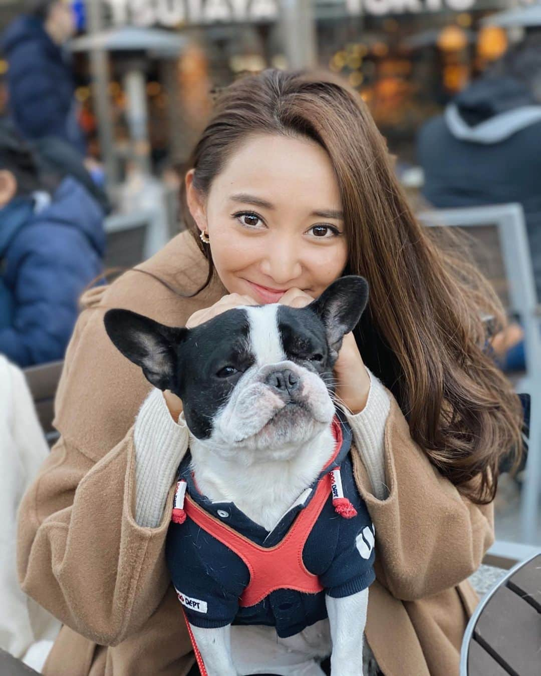 李 雨瀟さんのインスタグラム写真 - (李 雨瀟Instagram)「さて、今日から仕事始めっ！！ 今年も頑張ります！！😆 . . 年明けは家族と過ごしすぎてほとんどスッピン🤣笑　 upできる写真が何もなく、元旦に会えたぶりちゃんとの思い出を♡むにむにしててかわいかったー💕 . . そういえば年末に美容納めで  @rilleeon.omotesandou にも行ったよー😊 ソニックフィットをまた受けてきました♡ 12月のむくみを流して新年を迎えたよ✨ 効果的すぎて母にも勧めました🤫 . . #ぶり始め #なさの愛犬 (笑) #beauty #mybeauty #lilyon #mybeauty #skin  #リリーオン #ソニックフィット #リフトアップ #表参道 #銀座 #美容 #小顔 #美顔 #肌のツヤ #大阪 #わんすたぐらむ #犬好き #ふれんちぶるどっぐ」1月6日 19時19分 - yuisho_ri