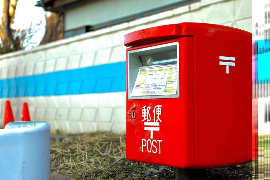 葉山町さんのインスタグラム写真 - (葉山町Instagram)「- 年賀状届いたかな  #葉山歩き #葉山 #hayama #japan #郵便 #ポスト #post #年賀状 #年賀ハガキ #ハガキ #めっちゃ小さい #郵便ポスト 見つけた #何枚入るかな みんなは #ハガキ派 #メール派 どっち派？ #どっちも嬉しいよね #今日もおつかれさまでした」1月6日 19時20分 - hayama_official