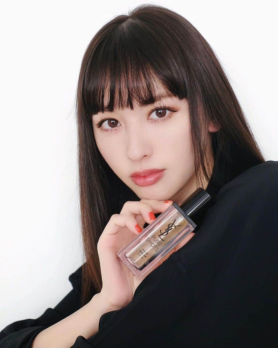 鈴木えみさんのインスタグラム写真 - (鈴木えみInstagram)「アンバサダーを務めさせて頂いております @yslbeauty の「ピュアショット」。 ナイトセラムには生命力の強いモロッコのムーンライトカクタス🌵が配合されており、日々の生活や環境によって崩れやすくなる肌バランスを整えてくれます✨2層の液をシェイクして使うタイプで、とても軽くてサラッとしているテクスチャー。肌の中にきちんと入っていく感じがわかるし、翌朝には透明感あふれる、フレッシュな肌が待っていてくれるの🥳 ナイトセラムを含めた4種の美容液、ほぼ乳液のようなトロンとした化粧水、お肌がツヤツヤに輝くクリームがフルラインナップ。是非併せてチェックしてくださいね💕 #PURESHOTS #ピュアショット」1月6日 19時20分 - emisuzuki_official