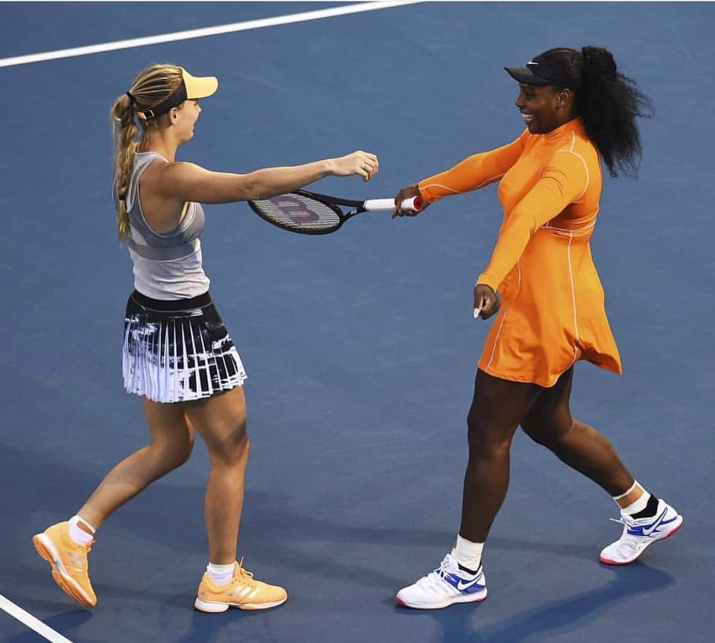 CarolineWozniackiさんのインスタグラム写真 - (CarolineWozniackiInstagram)「Round 1 doubles victory with my bff, can you tell we had fun?!☺️ @serenawilliams 📸 Getty Images」1月6日 19時36分 - carowozniacki