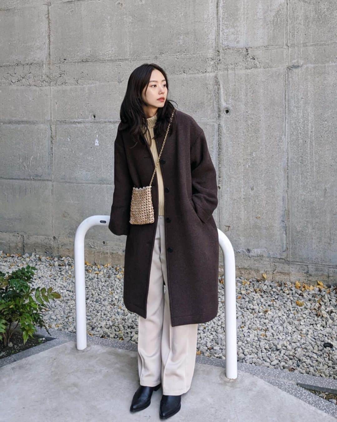 Shiho Sasakiのインスタグラム：「さぁ今日から仕事はじめ👏 1月はまだまだ寒いですね❄️ 可愛いコート入荷したのでブログにも書いたよ✏️ チェーンBagは密かに狙ってる1月発売のやつ💭⛓ #MOUSSY#MOUSSYSNAP#pixelで撮影#team_pixel#baroque_pixel」