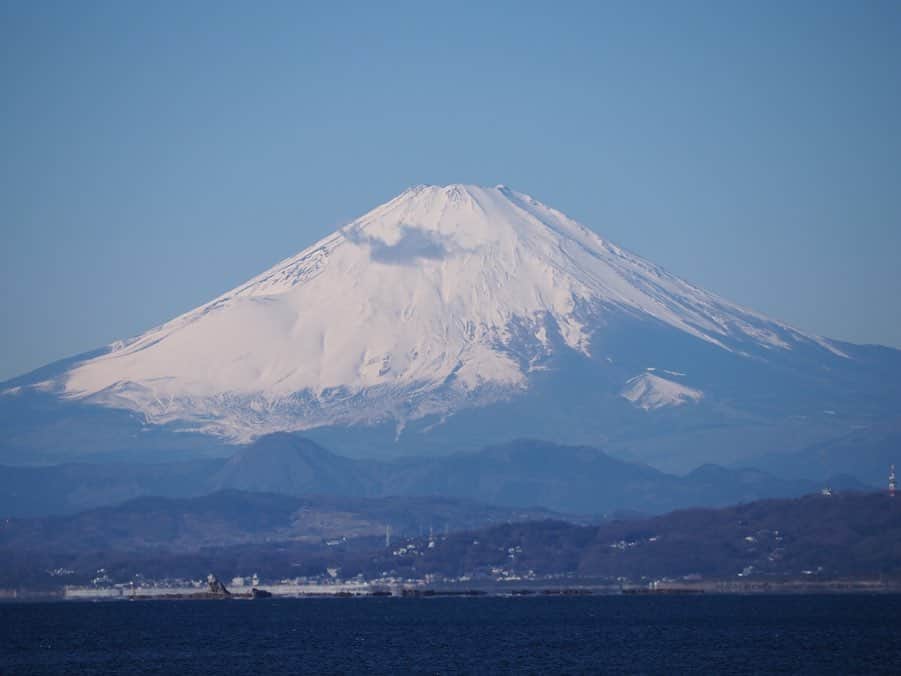 今井安紀さんのインスタグラム写真 - (今井安紀Instagram)「I went to Enoshima to do my first shrine visit of the New Year. I also saw beautiful Mt. Fuji from there. 昨日やっと初詣に行きました。めっちゃ綺麗に富士山が見えてそればっかり撮っていたので神社の写真がありません。 江ノ島から富士山が見えるの、これだけ行ってて初めて知ったのだが…！今まで行っていた江ノ島は異世界の江ノ島だったのかな。 岩屋も入れたのですが外の海の水が澄んでエメラルド色で綺麗。  #firstshrinevisit #mtfuji #enoshimaisland #mtfujifromenoshima #olympuspenepl9 #ocean #latergram #初詣 #江島神社 #江の島からの富士山 #江ノ島からの富士山 #海と富士山 #エメラルドブルー #オリンパスペンepl9 #時差スタグラム」1月6日 19時34分 - i_am_akinyan0826