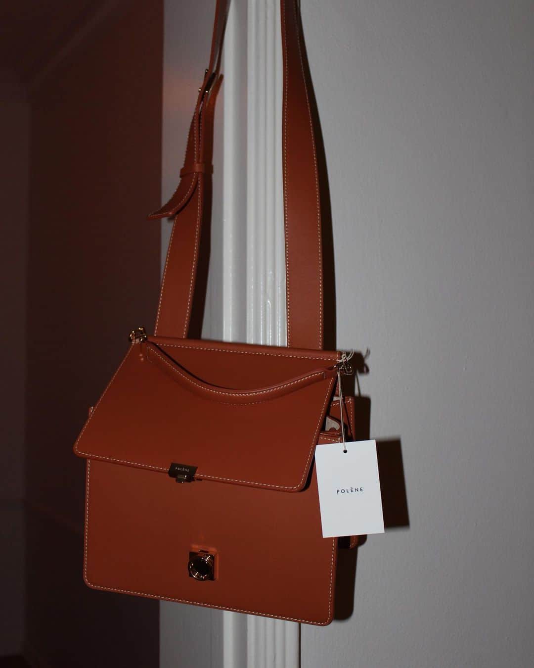オレーシャ・ルーリンさんのインスタグラム写真 - (オレーシャ・ルーリンInstagram)「New bag, who this ?」1月7日 1時05分 - olesyarulin