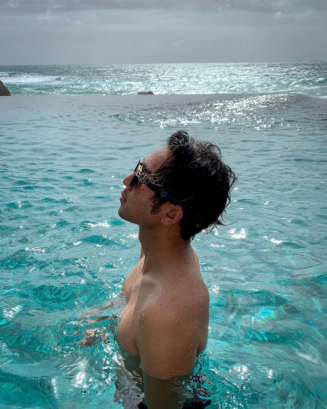 湯川正人のインスタグラム：「2年連続、World's best hotelに選ばれた @nihisumba に招待して頂きました！﻿ ここの目の前には最高のロングレフトが割れます。シーズンは4月〜11月ですが﻿ いまでもじゅうぶん良い波割れてます✈︎ ﻿ 島の周りには沢山のサーフスポットもあり、﻿ どこかしら風がかわすとこもあって最高です！！ @nihisumba  @leadinghotelsoftheworld  #nihisumba」
