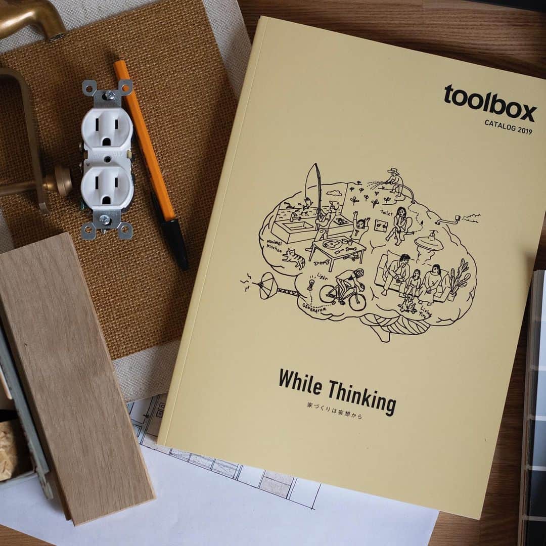 toolbox(ツールボックス)さんのインスタグラム写真 - (toolbox(ツールボックス)Instagram)「あけましておめでとうございます。 ・ toolboxは今日から仕事始め。 そして新年1発目、年始の書き初めならぬ、“家づくり妄想初め”として、こんなアイテムあったらいいなとtoolboxが考えた「妄想の道具」をお届けしたいと思います。  ーーーーーーーーーーーー 『リニアモーターカーテンレール』 動作音がなく、時速600kmで瞬時に開閉するカーテンレール。 あまりにも速すぎて、一瞬何が起こったのか分からないほどだが 確実にカーテンは開いている。 ーーーーーーーーーーーー  実は、昨年リニューアルしたカタログのテーマが 「家づくりは妄想から」というもの。 （カタログ請求はストーリーズハイライトから飛べるようになってます） 楽しく家づくりするための第一歩は自分が住みたい家をじっくり考えることだと思ったのです。 それに関連して、家をつくる材料にも夢があふれていたらいいなと思って考えてみました。 ・ 今年もみなさんの家づくりを楽しいものにするお手伝いができればと思います。 ・ 今年もよろしくお願いします。」1月6日 19時54分 - r_toolbox