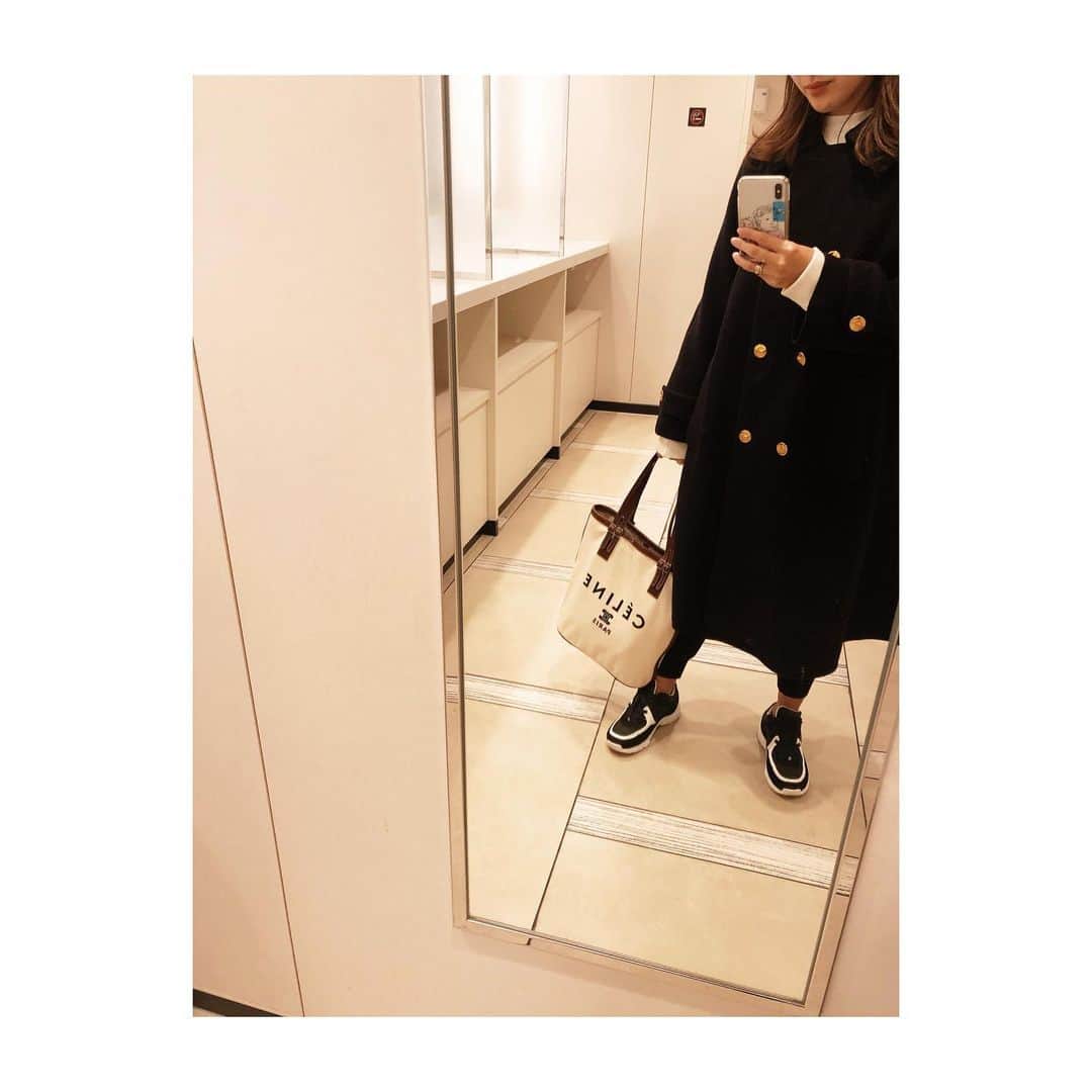 田代裕美恵のインスタグラム：「💙 . . . #ootd #fashion . #coat #vintageceline #bag #oldceline」