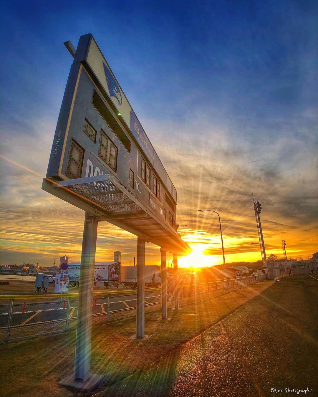 leo7000のインスタグラム：「仕事帰りにギリギリ1枚🌄🌅 仕事始めの皆さん、大変お疲れ様でした~♪ 🍺🍺✨」
