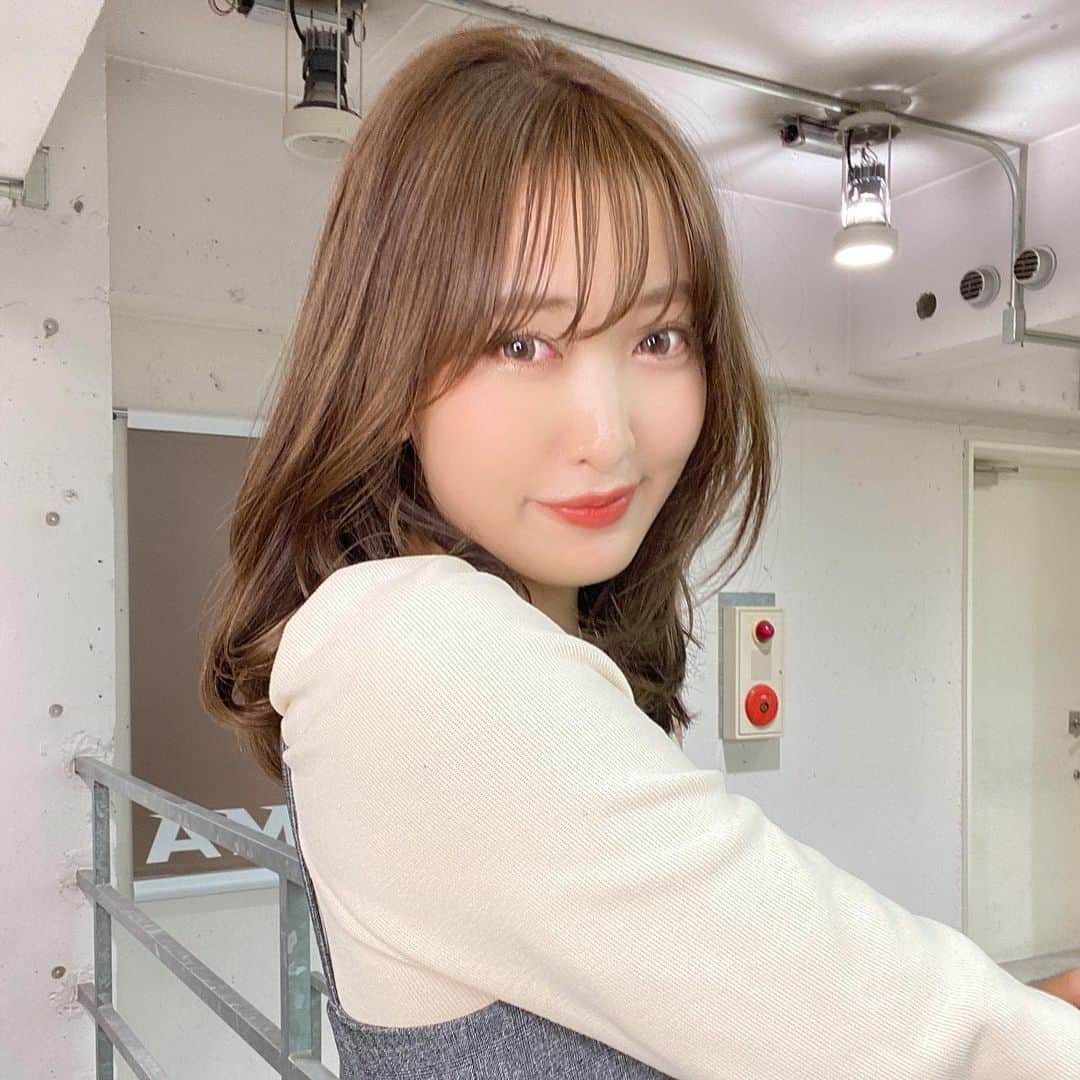 佐達ももこさんのインスタグラム写真 - (佐達ももこInstagram)「2020💇‍♀️❣️ @harada.hair ﻿ ﻿ ばっさりいったーーー😍✨﻿ ﻿ 長年ロング一筋でしたが﻿ 突然切りたい欲が溢れ出して😂﻿ ﻿ 重くない抜け感のあるミディアムに﻿ してほしいというオーダー🥺🙏﻿ ﻿ イメージ通りすぎて、﻿ 頭の中で一回見たことあるから﻿ 切った瞬間から違和感ゼロ😳﻿ ﻿ 原田さまさまさまです🥺🙏﻿ ﻿ どうでしょうか....🥰？？﻿ ﻿ ﻿ #shima#hair#hairstyle#haircolor#ヘアースタイル#ヘアカラー#ミディアム」1月6日 20時03分 - sadamomodayo