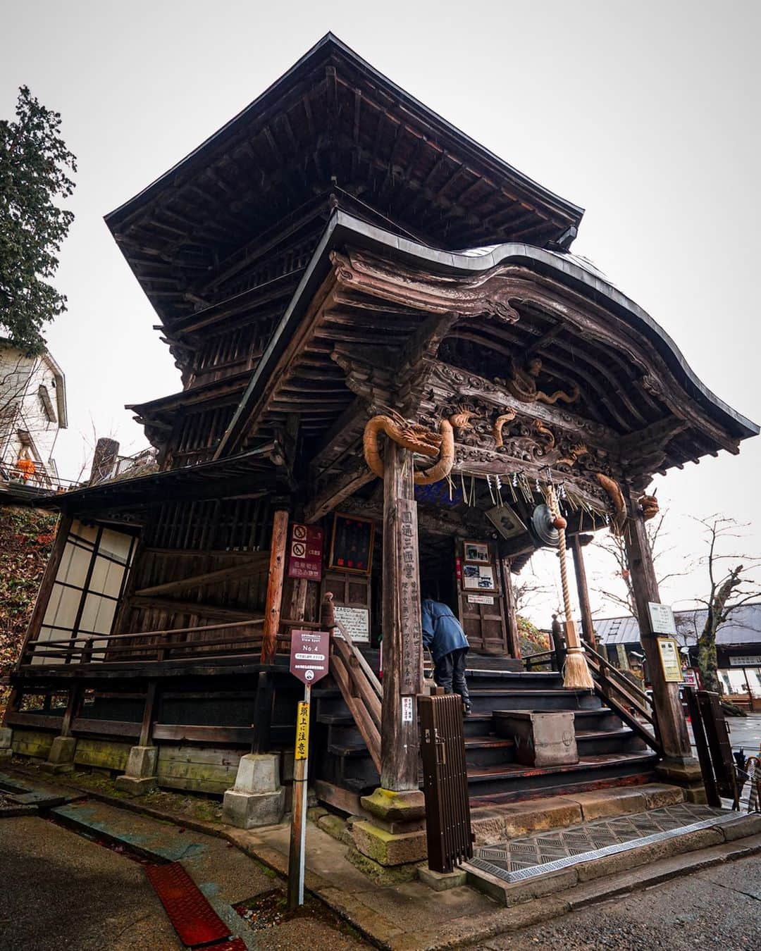 halnoさんのインスタグラム写真 - (halnoInstagram)「あけましておめでとう！！！今年1発目の投稿です☺️ There is a mysterious Buddhist temple at Mt. Iimori in Aizuwakamatsu City, Fukushima Prefecture.  It is called "Sazae-do" because its shape resembles Sazae.  Inside there is a helical ramp for worshipers to go up and down, but strangely, climbers and descenders are never encountered there.  The mysterious double helix slope is also sketched by Da Vinci, but it only exists here in the world!  福島県会津若松市の飯盛山にある不思議な仏堂「さざえ堂」がありんす。参拝者が上り下りするためのらせんスロープがあり、不思議なことにそこでは登る人と降りる人が遭遇することは決してありません。 世にも不思議な二重らせんのスロープは、ダビンチもスケッチに描いていますが、それが実在するのは世界でここだけらしいです。 #箒を忘れたため近くのダイユーエイトで安いやつ購入 #痛恨 #会津若松 #halnoはふくすま育ち #がんばっぺいわき #とうほぐ訛りがひどい #関西での生活も長いから東北訛りの関西弁 #つまりミックス」1月6日 20時12分 - halno