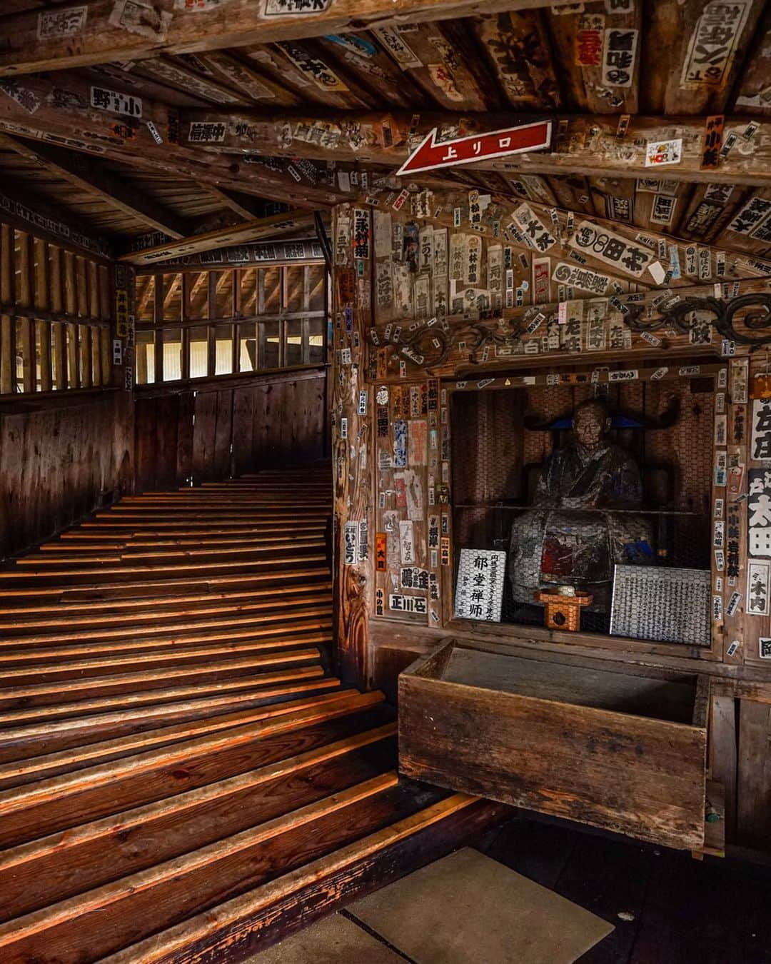 halnoさんのインスタグラム写真 - (halnoInstagram)「あけましておめでとう！！！今年1発目の投稿です☺️ There is a mysterious Buddhist temple at Mt. Iimori in Aizuwakamatsu City, Fukushima Prefecture.  It is called "Sazae-do" because its shape resembles Sazae.  Inside there is a helical ramp for worshipers to go up and down, but strangely, climbers and descenders are never encountered there.  The mysterious double helix slope is also sketched by Da Vinci, but it only exists here in the world!  福島県会津若松市の飯盛山にある不思議な仏堂「さざえ堂」がありんす。参拝者が上り下りするためのらせんスロープがあり、不思議なことにそこでは登る人と降りる人が遭遇することは決してありません。 世にも不思議な二重らせんのスロープは、ダビンチもスケッチに描いていますが、それが実在するのは世界でここだけらしいです。 #箒を忘れたため近くのダイユーエイトで安いやつ購入 #痛恨 #会津若松 #halnoはふくすま育ち #がんばっぺいわき #とうほぐ訛りがひどい #関西での生活も長いから東北訛りの関西弁 #つまりミックス」1月6日 20時12分 - halno