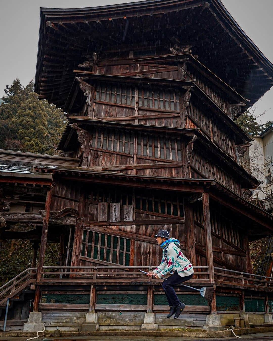 halnoさんのインスタグラム写真 - (halnoInstagram)「あけましておめでとう！！！今年1発目の投稿です☺️ There is a mysterious Buddhist temple at Mt. Iimori in Aizuwakamatsu City, Fukushima Prefecture.  It is called "Sazae-do" because its shape resembles Sazae.  Inside there is a helical ramp for worshipers to go up and down, but strangely, climbers and descenders are never encountered there.  The mysterious double helix slope is also sketched by Da Vinci, but it only exists here in the world!  福島県会津若松市の飯盛山にある不思議な仏堂「さざえ堂」がありんす。参拝者が上り下りするためのらせんスロープがあり、不思議なことにそこでは登る人と降りる人が遭遇することは決してありません。 世にも不思議な二重らせんのスロープは、ダビンチもスケッチに描いていますが、それが実在するのは世界でここだけらしいです。 #箒を忘れたため近くのダイユーエイトで安いやつ購入 #痛恨 #会津若松 #halnoはふくすま育ち #がんばっぺいわき #とうほぐ訛りがひどい #関西での生活も長いから東北訛りの関西弁 #つまりミックス」1月6日 20時12分 - halno