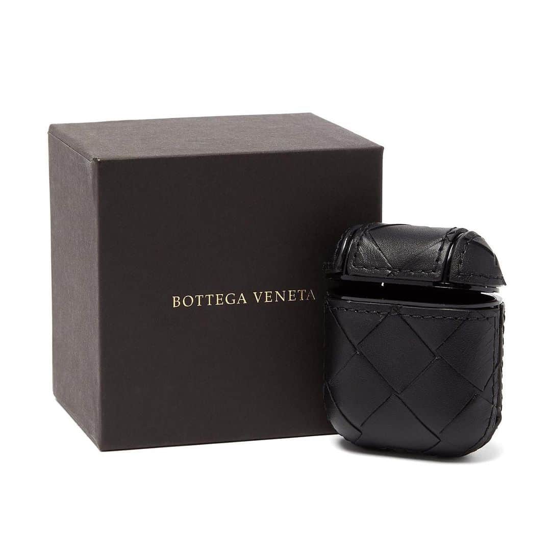 HYPEBEASTさんのインスタグラム写真 - (HYPEBEASTInstagram)「@hypebeaststyle: @bottegaveneta is the latest to release its lux take on the @apple AirPods case. It’s been crafted using its signature Intrecciato leather weave and also features a functional metal clip for carrying. The premium case is now available at @matches_man for $475 USD.⁠⠀ Photo: MATCHESFASHION」1月6日 20時11分 - hypebeast