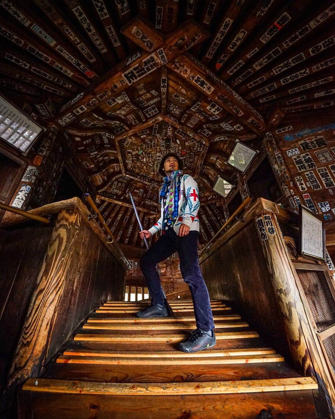 halnoのインスタグラム：「あけましておめでとう！！！今年1発目の投稿です☺️ There is a mysterious Buddhist temple at Mt. Iimori in Aizuwakamatsu City, Fukushima Prefecture.  It is called "Sazae-do" because its shape resembles Sazae.  Inside there is a helical ramp for worshipers to go up and down, but strangely, climbers and descenders are never encountered there.  The mysterious double helix slope is also sketched by Da Vinci, but it only exists here in the world!  福島県会津若松市の飯盛山にある不思議な仏堂「さざえ堂」がありんす。参拝者が上り下りするためのらせんスロープがあり、不思議なことにそこでは登る人と降りる人が遭遇することは決してありません。 世にも不思議な二重らせんのスロープは、ダビンチもスケッチに描いていますが、それが実在するのは世界でここだけらしいです。 #箒を忘れたため近くのダイユーエイトで安いやつ購入 #痛恨 #会津若松 #halnoはふくすま育ち #がんばっぺいわき #とうほぐ訛りがひどい #関西での生活も長いから東北訛りの関西弁 #つまりミックス」