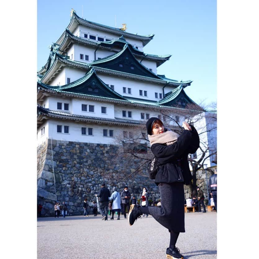 枝川結花のインスタグラム：「． Nagoya castle🏯 ． durling the New Year vacation🎍 ． めで鯛🐟 ． #愛知県#名古屋城#シャチホコ #お正月#あけおめ　🌅 ． 上手にしゃちほこポーズしたいのに… しゃちほこポーズってなに😭 ．」