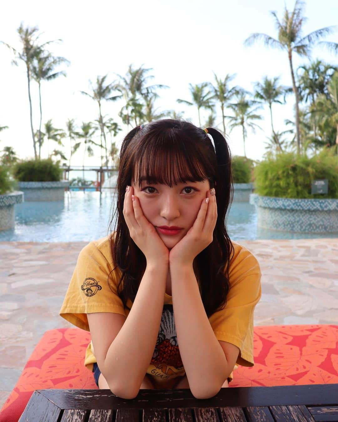 田島芽瑠さんのインスタグラム写真 - (田島芽瑠Instagram)「ヘアアレンジができるようになった🥰﻿ ﻿ グアムで写真いっぱい撮るし頑張ろうと思って、セリアでカラーゴム買って行ったの！﻿ ﻿ コテで巻けないから、全部ストレートアイロンで巻いてるよ💕﻿ ﻿ １枚目は髪の毛少なめにとって、何個か三つ編みを作ってカラーゴムを２つずつつけた！！﻿ ﻿ ２枚目は上の方の髪の毛をとって、ポニーテールを結ぶような感じで結びます。﻿ それから、くるっと回してお団子を作る！﻿ そこに適当にカラーゴムをつけたら出来上がり！﻿ ﻿ ３枚目はハーフツインにカラーゴムつけただけ！﻿ ﻿ ４枚目は横にポニーテール作って、飾りをつけたよ！﻿ ﻿ ５枚目は上の方からストレートアイロンでウェーブ。﻿ ﻿ ６枚目はハーフツインの片一方を外しただけ！﻿ ﻿ ７枚目は普通に三つ編み☺️﻿ ﻿ なんだか女子力が上がった気がする✨﻿ ﻿ ちなみに、ワンピースはABCストアで購入しました😍﻿ マイケルコースの靴はなんと70%オフでした！すごすぎ！﻿ ﻿ ﻿ ﻿ ﻿ ﻿ ﻿ ﻿ ﻿ ﻿ ﻿ ﻿ ﻿ #グアム購入品 #ヘアアレンジ　#簡単ヘアアレンジ #ゴムだけアレンジ #ヘアアレンジまとめ #カラーゴムアレンジ #カラーゴム #ゴムだけでできるアレンジ #夏ヘア #夏のヘアアレンジ #お団子　#お団子ロング　#ハーフツイン #簡単ヘアアレンジ夏 #グアム旅行 #グアム #guam #guamtrip #instaguam #guam🌴 #abcストア #ビジョビ #michaelkors #マイケルコース #fizzandco」1月6日 20時09分 - meru_chan_official