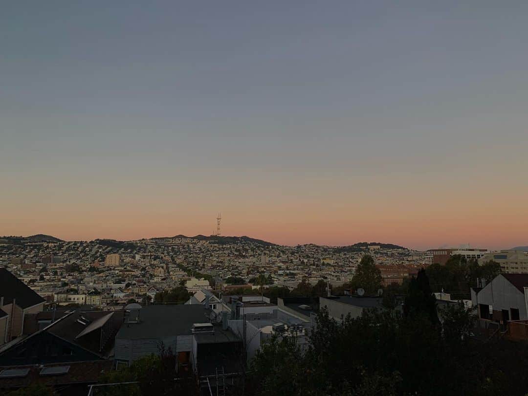 川辺ヒロシさんのインスタグラム写真 - (川辺ヒロシInstagram)「サンフランシスコのAirbnb で借りた家からの眺めが良すぎて笑う。朝焼け。」1月6日 20時15分 - firoshi1