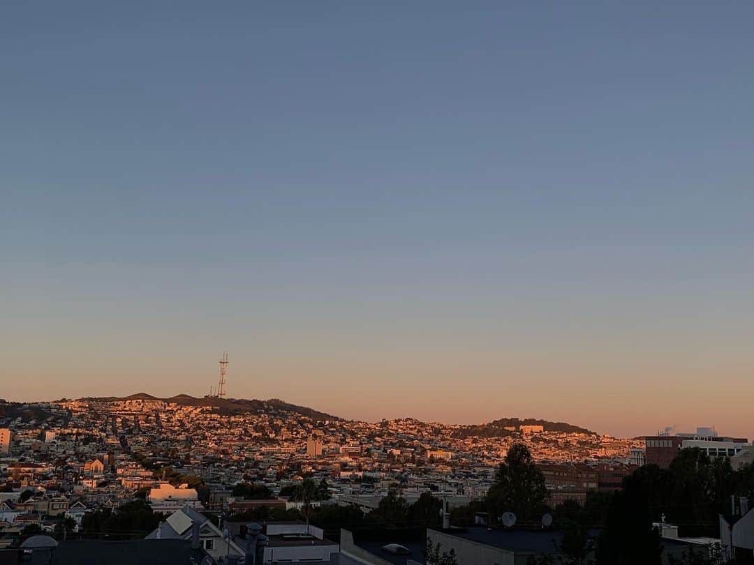 川辺ヒロシさんのインスタグラム写真 - (川辺ヒロシInstagram)「サンフランシスコのAirbnb で借りた家からの眺めが良すぎて笑う。朝焼け。」1月6日 20時15分 - firoshi1