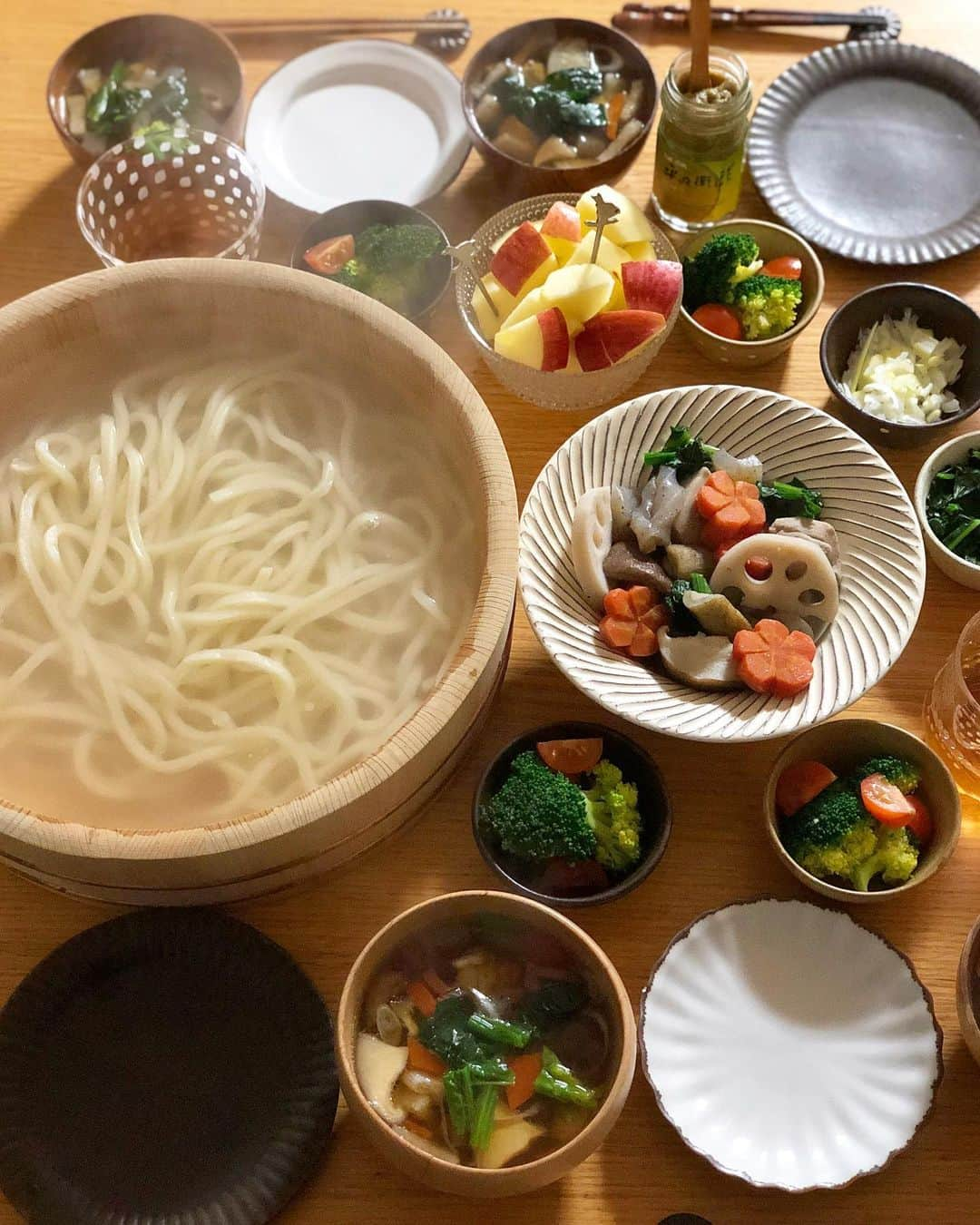 みかさんのインスタグラム写真 - (みかInstagram)「こんばんは * 今夜のごはんは * ・釜揚げ吉田うどん 野菜と鶏肉のつけ汁で ・お煮しめ ・トマトとブロッコリーのサラダ ・りんご *  今夜は夫も新年会でいないし 久々に飯台で釜揚げうどん。 富士山マラソンで 山梨行った時に買ってた 吉田うどんで。 コシが強くて食べ応えもあって 美味しい😋 いつまでも熱々で最高✨ * で、宮崎で発見してしまった #平兵衛酢胡椒 ✨✨ いわゆる柚子胡椒のへべす版！！ 柚子胡椒より爽やかでフルーティな お味、これはへべすファンには たまらない逸品です！ もちろん職場のへべす仲間 😂へも お土産〜 お鍋はもちろん、 焼き魚やおでんにも合いそうな 予感。 フレッシュへべすが出回る 夏までこれでしのごう😂 *  朝からバタバタで あっという間に1日が終了〜 疲れたから長崎カステラか 初めて見かけた 生もみじまんじゅうか はたまた下関で買ったどら焼き、 その名も 「おそいぞ武蔵」に するか悩む〜 *  今日もお疲れ様でした *  #夕ご飯#晩ごはん#夕食#釜揚げうどん#吉田うどん#うどん#飯台#飯台で釜揚げうどん#東屋#お煮しめ#後藤義国#器#渡辺キエ#hanasan#dinner#japanesefood#udon#igersjp#locari#cooking#おうちごはん#おうちごはんlover#おうちごはん記録#ワーママごはん#湯気スタグラム#フーディーテーブル」1月6日 20時17分 - mikasko