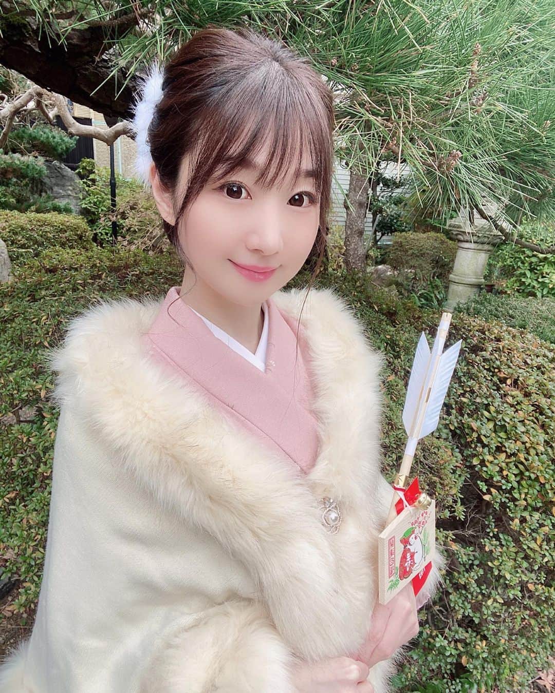 奈々子のインスタグラム：「桃桜 花とりどりに咲き出でて 風長閑なる 庭の面哉♡ 謹んで新春のお喜びを申し上げます . お正月の朝は新しい長襦袢をおろし、着衣始めを済まし実家へ☆ 祖父母宅にも寄りご先祖様にも新年のご挨拶 &実家の氏神様の神社へ初詣 というお決まりのお正月ルーティンで迎えました。♪ . 新年初お茶はお抹茶と花びら餅でお正月気分満点でした♡ . めっきり自炊が封印された昨年でしたが、お正月くらいはと黙々と飾り切り… 筑前煮とお雑煮でお一人様お正月ご飯☆ . 今年も宜しくお願い致します。(*^_^*) . 奈 々 子 年🐭chu . . #賀正 #2020 #着衣始め #開運招福 #子年 #和歌 #お気に入り」