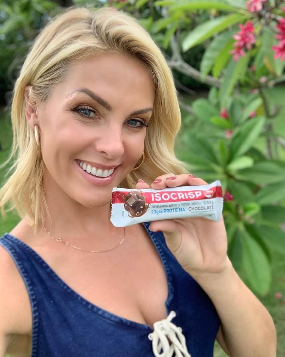 Ana Hickmannさんのインスタグラム写真 - (Ana HickmannInstagram)「Bom dia!!! Mais uma #DicaDaAna para vocês 😉 Chegou o ISOCRISP ®️ Bar. O saudável ficou IRRESISTÍVEL!!! 😍Praticidade de consumo em lanches intermediários, auxilia na formação dos músculos e ossos e fonte de energia e proteínas para o dia-a-dia. A minha preferida é sabor chocolate 😋 Veja outras opções no perfil ➡️ @vitafornutrientes 👀 #isocrispbar #isocrisp #vshopbr #vitafor」1月6日 20時29分 - ahickmann