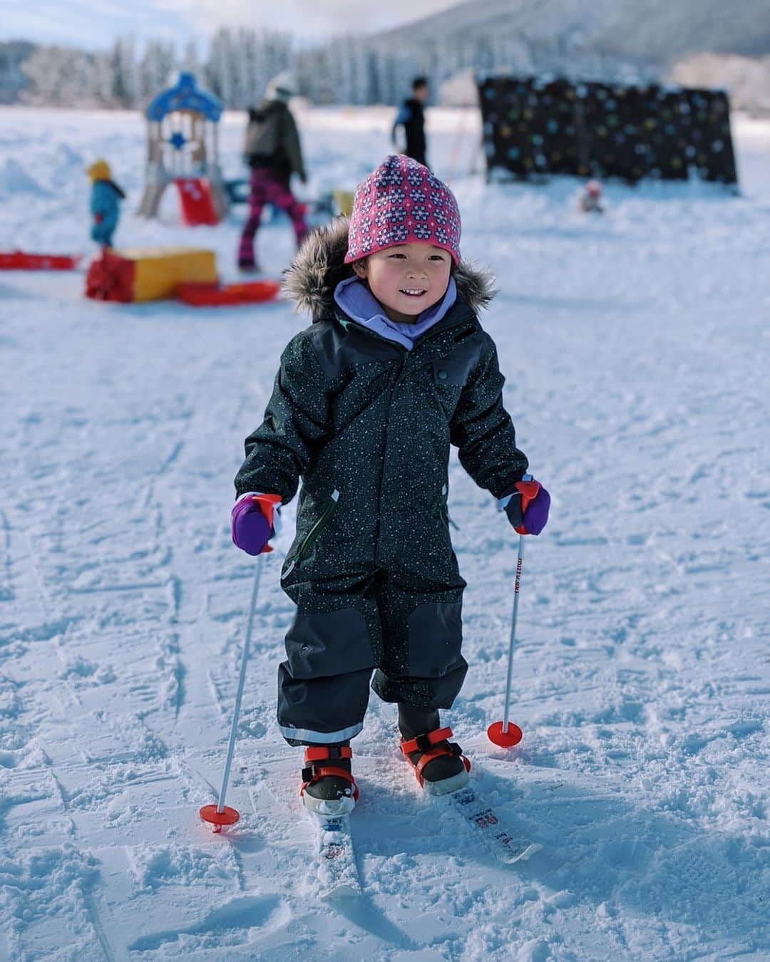 Satomi Biancaさんのインスタグラム写真 - (Satomi BiancaInstagram)「❄️🎿🏂 ・ ・ なんだかんだ今年初投稿😂 ・ 本年もよろしくお願いします♥️ ・ ・ 今日はEmmaがスキーデビューしたよ🎿💕 ・ 私自身は人生で1度もスキーをやらずにスノボ始めちゃった人だから全然教えられないけど笑 ・ Emmaはスキーが凄く楽しかったみたいで何度も挑戦して楽しんでたから、来年から本格的にスタートさせよーっと☺️✌🏼✨ ・ ・ 寒いのが苦手過ぎるから冬は苦手だけど本当にスノボが出来るのが救いだなー😂 ・ 楽しくてしょうがない☃️❄️ ・ ・ スノボ仲間募集中です笑 ・ ・ #snowboarding #skiing #🎿 #snowboard #スキーデビュー #スキー #スノボー女子 #スノボ #黒姫高原スノーパーク #NAGANO」1月6日 20時25分 - satobyyyy