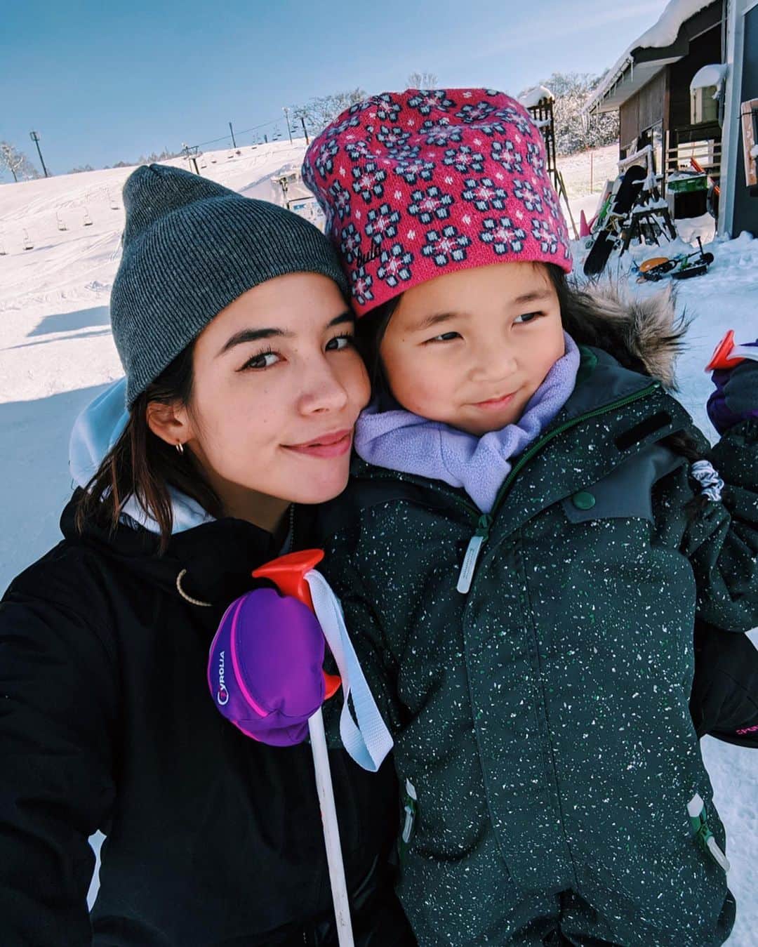 Satomi Biancaさんのインスタグラム写真 - (Satomi BiancaInstagram)「❄️🎿🏂 ・ ・ なんだかんだ今年初投稿😂 ・ 本年もよろしくお願いします♥️ ・ ・ 今日はEmmaがスキーデビューしたよ🎿💕 ・ 私自身は人生で1度もスキーをやらずにスノボ始めちゃった人だから全然教えられないけど笑 ・ Emmaはスキーが凄く楽しかったみたいで何度も挑戦して楽しんでたから、来年から本格的にスタートさせよーっと☺️✌🏼✨ ・ ・ 寒いのが苦手過ぎるから冬は苦手だけど本当にスノボが出来るのが救いだなー😂 ・ 楽しくてしょうがない☃️❄️ ・ ・ スノボ仲間募集中です笑 ・ ・ #snowboarding #skiing #🎿 #snowboard #スキーデビュー #スキー #スノボー女子 #スノボ #黒姫高原スノーパーク #NAGANO」1月6日 20時25分 - satobyyyy