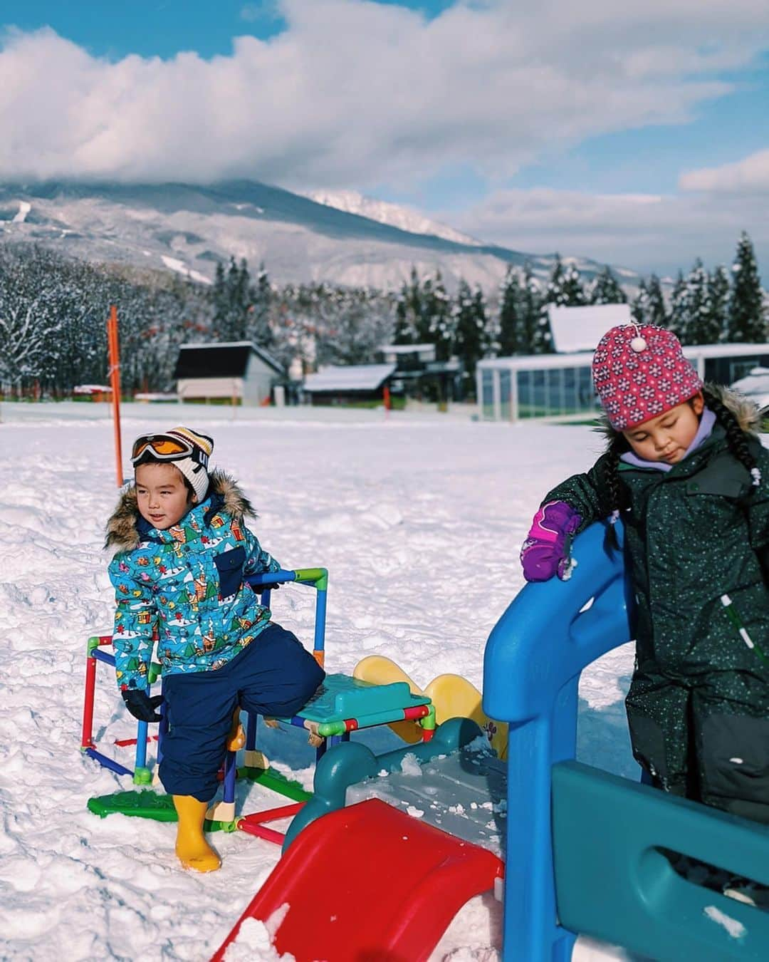 Satomi Biancaさんのインスタグラム写真 - (Satomi BiancaInstagram)「❄️🎿🏂 ・ ・ なんだかんだ今年初投稿😂 ・ 本年もよろしくお願いします♥️ ・ ・ 今日はEmmaがスキーデビューしたよ🎿💕 ・ 私自身は人生で1度もスキーをやらずにスノボ始めちゃった人だから全然教えられないけど笑 ・ Emmaはスキーが凄く楽しかったみたいで何度も挑戦して楽しんでたから、来年から本格的にスタートさせよーっと☺️✌🏼✨ ・ ・ 寒いのが苦手過ぎるから冬は苦手だけど本当にスノボが出来るのが救いだなー😂 ・ 楽しくてしょうがない☃️❄️ ・ ・ スノボ仲間募集中です笑 ・ ・ #snowboarding #skiing #🎿 #snowboard #スキーデビュー #スキー #スノボー女子 #スノボ #黒姫高原スノーパーク #NAGANO」1月6日 20時25分 - satobyyyy