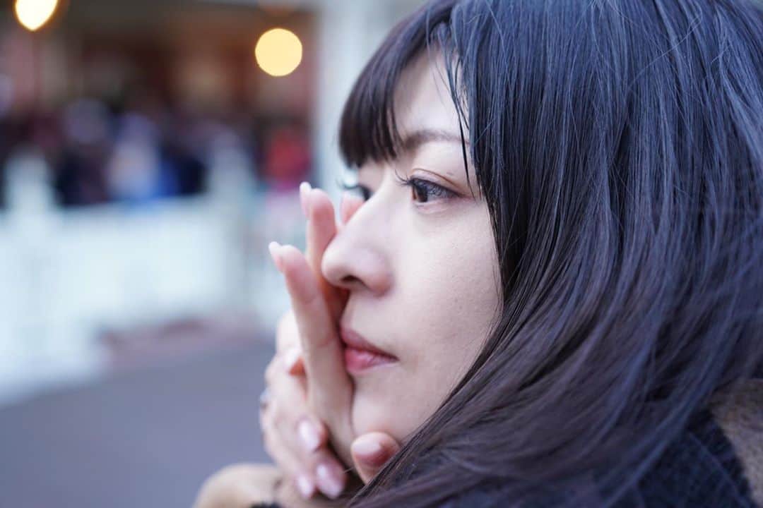鈴華ゆう子のインスタグラム：「帰省してホッとした自然体の顔。 いつも表で見せるのと違う顔してる。オフ。 作ってない表情っていいよね。これが本来の私。 Day off. I returned hometown.」