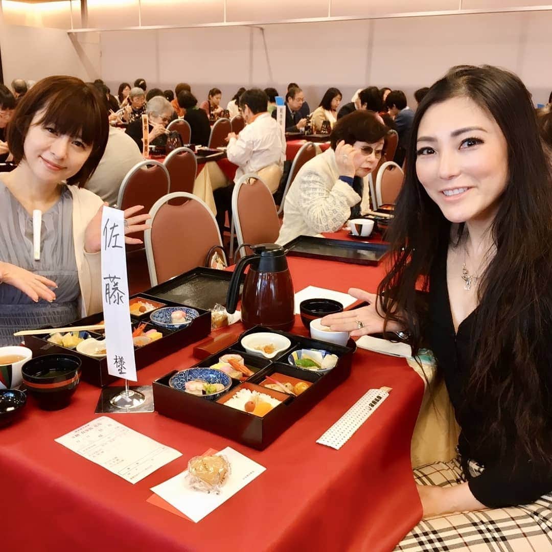 さとう珠緒さんのインスタグラム写真 - (さとう珠緒Instagram)「歌舞伎座にりこちゃんと✨✨ 感激✨✨ 楽しいし面白いしお勉強にも✨✨ 3階花篭と5階ギャラリーとっても良かったです～✨✨ この時期に歌舞伎が観れてなんて縁起が良いのでしょう🎍  感謝💕💕 良い一週間を～🌈 #歌舞伎座 #壽初春大歌舞伎 #福山理子 ちゃん #花篭 #大桃美代子さんのYouTube参考に #歌舞伎座ツウ #幕間 #歌舞伎 #東銀座 #目と心の保養」1月6日 20時27分 - tamao_satoh