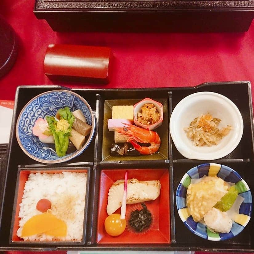 さとう珠緒さんのインスタグラム写真 - (さとう珠緒Instagram)「歌舞伎座にりこちゃんと✨✨ 感激✨✨ 楽しいし面白いしお勉強にも✨✨ 3階花篭と5階ギャラリーとっても良かったです～✨✨ この時期に歌舞伎が観れてなんて縁起が良いのでしょう🎍  感謝💕💕 良い一週間を～🌈 #歌舞伎座 #壽初春大歌舞伎 #福山理子 ちゃん #花篭 #大桃美代子さんのYouTube参考に #歌舞伎座ツウ #幕間 #歌舞伎 #東銀座 #目と心の保養」1月6日 20時27分 - tamao_satoh