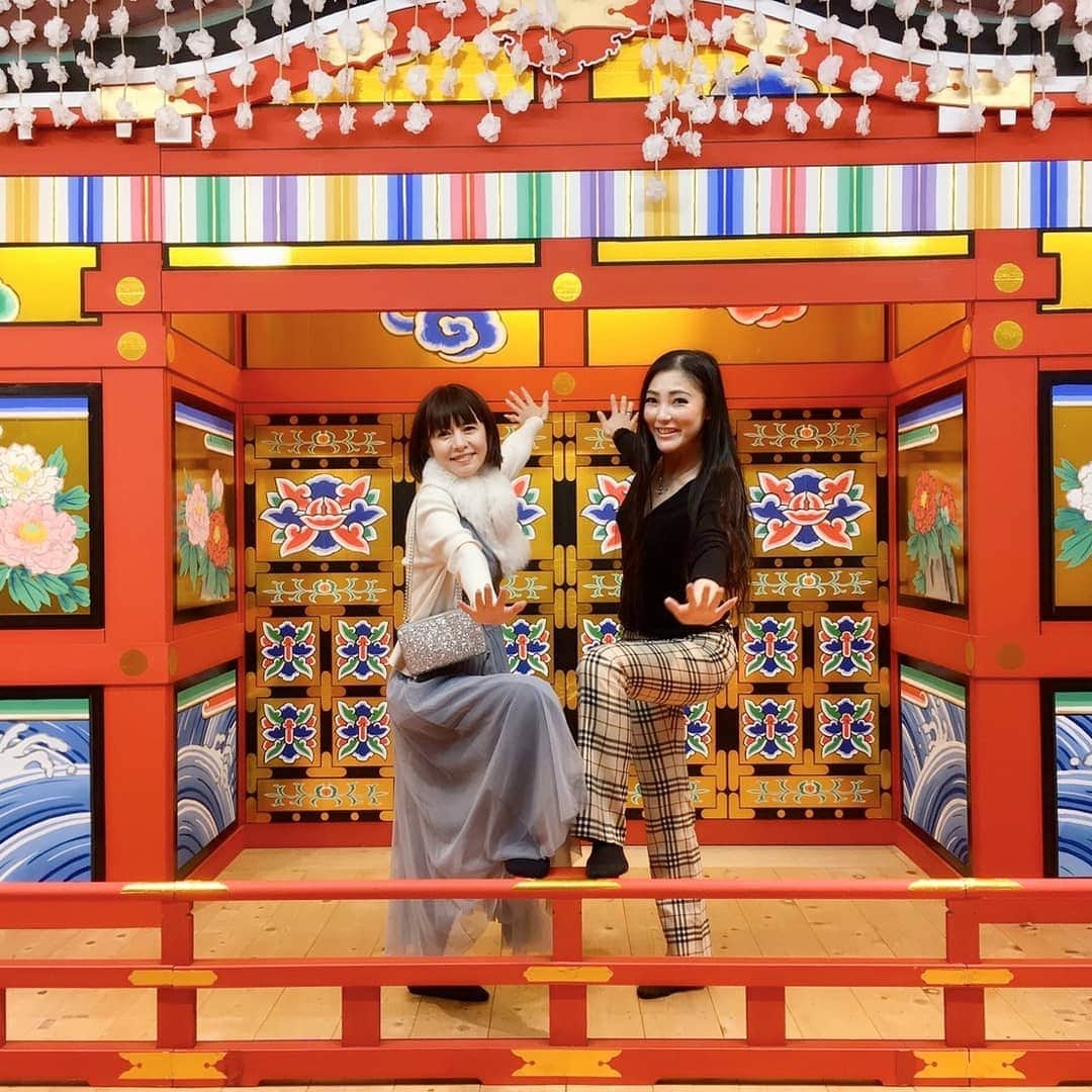さとう珠緒さんのインスタグラム写真 - (さとう珠緒Instagram)「歌舞伎座にりこちゃんと✨✨ 感激✨✨ 楽しいし面白いしお勉強にも✨✨ 3階花篭と5階ギャラリーとっても良かったです～✨✨ この時期に歌舞伎が観れてなんて縁起が良いのでしょう🎍  感謝💕💕 良い一週間を～🌈 #歌舞伎座 #壽初春大歌舞伎 #福山理子 ちゃん #花篭 #大桃美代子さんのYouTube参考に #歌舞伎座ツウ #幕間 #歌舞伎 #東銀座 #目と心の保養」1月6日 20時27分 - tamao_satoh