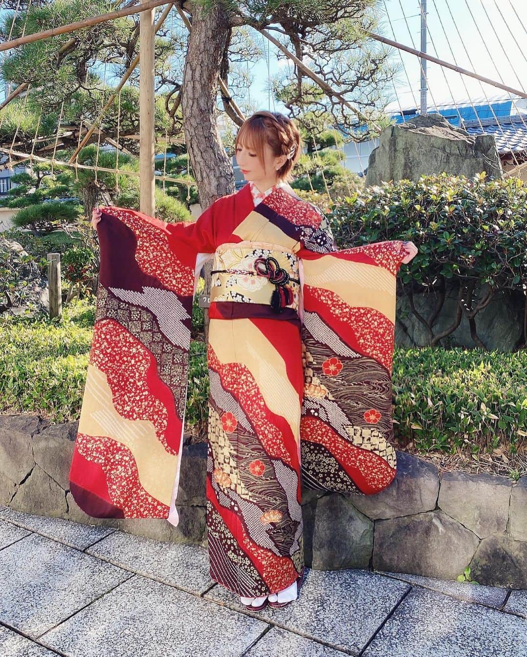 市川愛さんのインスタグラム写真 - (市川愛Instagram)「新年なので振袖着せていただきました👘🌹渋いけど上品な色柄でとてもすき🥺🌈iphone11pro📷 ・ ・ ・ ・ ・ ・ ・ ・ ・ ・ ・ ・ ・ ・ ・ #振袖 #振袖ヘア #振袖選び  #2020 #camera #photo_jpn #kimono #happynewyear #japanese #japanesekimono #市川愛」1月6日 20時31分 - pkmnai