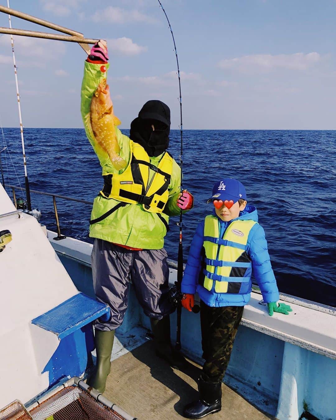 仲里依紗のインスタグラム：「. 2020年初釣り🎣🎍✨💕 たくさん釣れました☺️ ちなみに左は私で右は息子です😂 今年も紫外線対策120%でゆきます🌞笑 . #3枚目と4枚目の #キツネさんの #グラビアポーズ #そしてその後ろにいる私の #ボス感 #パイレーツオブカリビアン #私の誰感ハンパないから #絶対コメント少ない」