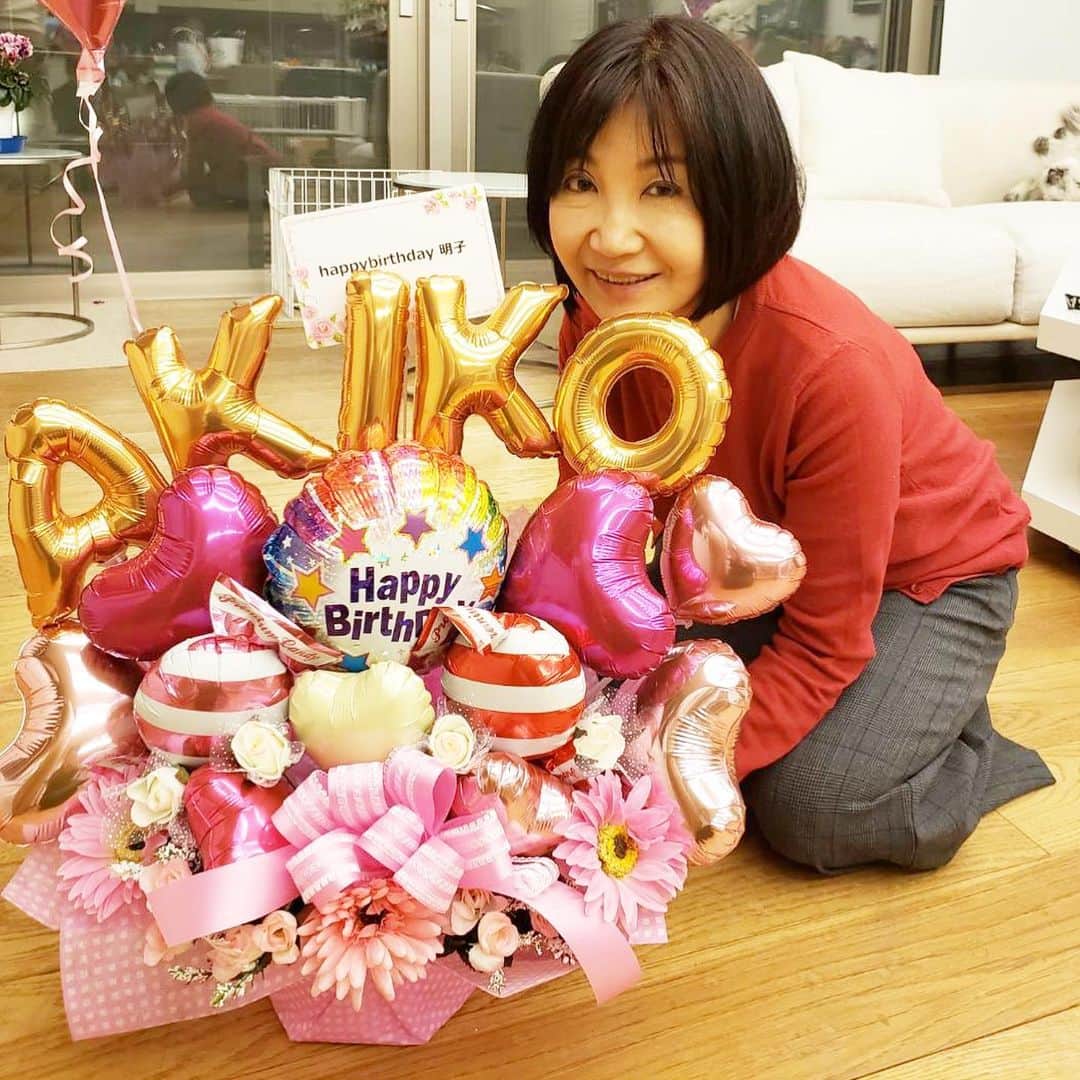 梅沢富美男さんのインスタグラム写真 - (梅沢富美男Instagram)「自宅では夢子も一緒にお祝い。 ネーム入りバルーンは僕が選びました。」1月6日 20時47分 - tomioumezawa