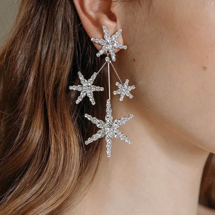 のインスタグラム：「MAISON DE RIREBRIDE取扱アクセサリー✨ ジェニファーベア 💁🏻‍♀️ 耳元にアクセントを💐 当日ヘアメイクだけではなく前撮りや後撮りの方でも使用可能です❣️」
