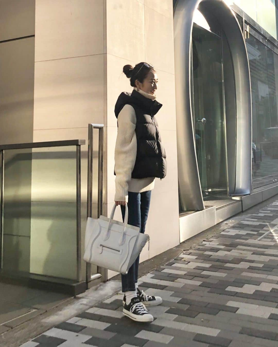 金子麻貴さんのインスタグラム写真 - (金子麻貴Instagram)「SALEでゲットした @uniqlo のウルトラライトダウン❤️このボリューム感なのに本当軽い😚これにコート羽織ってフード出してました。  サイドのボタンと前後差がポイントのニットは @re_gleam でこれから発売予定。２月は一番寒い時期だから首元もしっかり立ち上がりのあるタートルネック☺️❤️ . . #fashion#regleam#uniqlo#celine#converse#lavid#カジュアルコーデ#ウルトラライトダウン#ダウンベスト#タートルネック#コンバース#デニム#ママコーデ」1月6日 20時54分 - mtmmaki