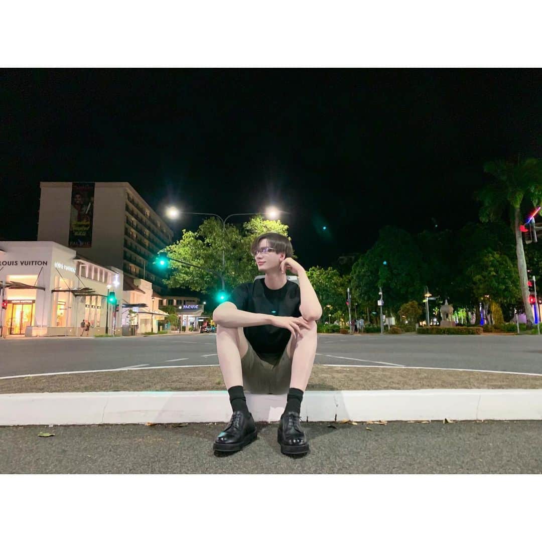 Matt（マット）さんのインスタグラム写真 - (Matt（マット）Instagram)「・ 🇦🇺🇦🇺🇦🇺🇦🇺🇦🇺🇦🇺🇦🇺🇦🇺 夏の夜は気持ち良いね🐨💞 #australia  #cairns #夏の夜風ってなんか部活の帰り道思い出す #視力は超良いの #伊達眼鏡 #普通にバレるw」1月6日 20時54分 - mattkuwata_official2018
