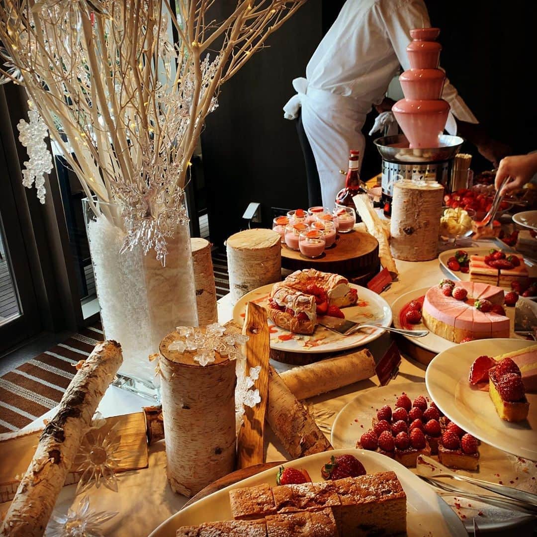 MILANOのインスタグラム：「#ストロベリーアフタヌーンティー 🍓🍓🍓🍰🧁☕️ #グランドハイアット東京　#フレンチキッチン　#grandhyatttokyo」