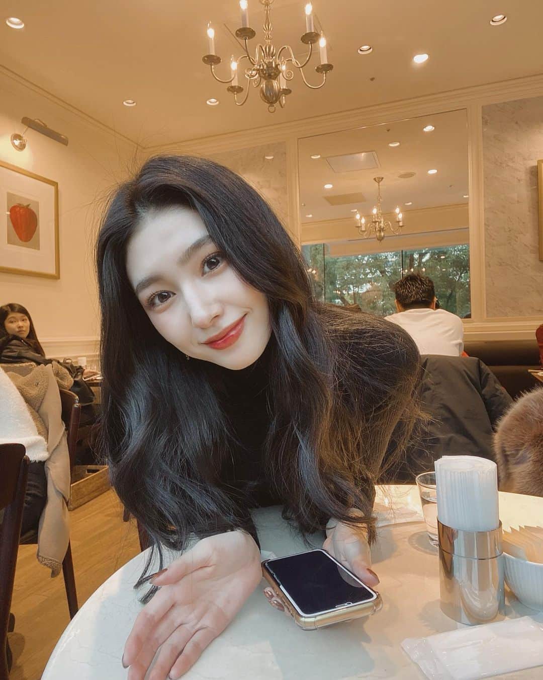 西村円花のインスタグラム：「🙂😗🙃 ・ ・ ・ なんで手🖐あけてるの🖐 ・ ・ ・」