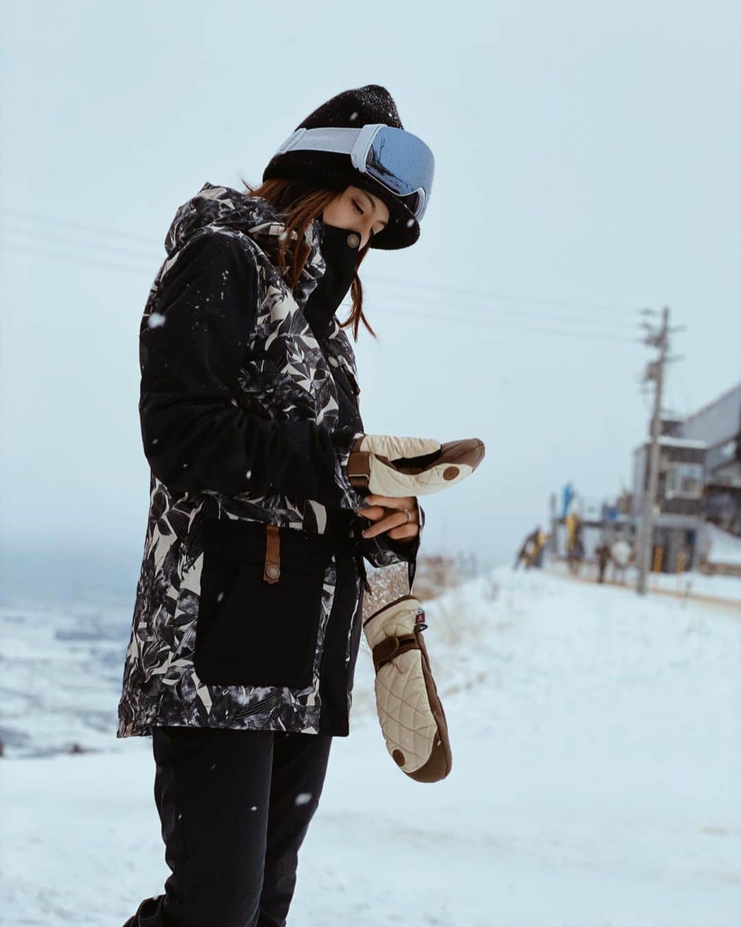 高橋菜摘のインスタグラム：「☃️❄️ 1週間くらい山の上に居たから 久しぶりの下界を踏み締めてる🐾 . 今年のウェアはこれっ💛 今期オーダーした中では1番 シックで落ち着いたデザイン!!! 基本、柄物より無地派なんだけど これはちょー好き。#高見え . 私は154cmでjacketはXS🧥 pantsもXSを着てます👖 jacketは長さのあるデザインを選ぶ時は just sizeを選んで短めの時は1 size up!! . iPhone11maxに変えるとき ウェア入らないの嫌だな〜って ずっと思ってたんだけど これはbig pocketで入るの😳💯 . グローブも可愛いでしょ🤍🖤 クリーム色使いやすー。 全部 @roxyjapan ですよー🏂💓 thank you 🌿 ________________ #roxyjapan #roxysnow #roxygirl #snow #snowgirl #snowboard  #snowboarding #snowwear #girl #roxy #newin #mamagirl #154cm #154cmコーデ #おちびコーデ」