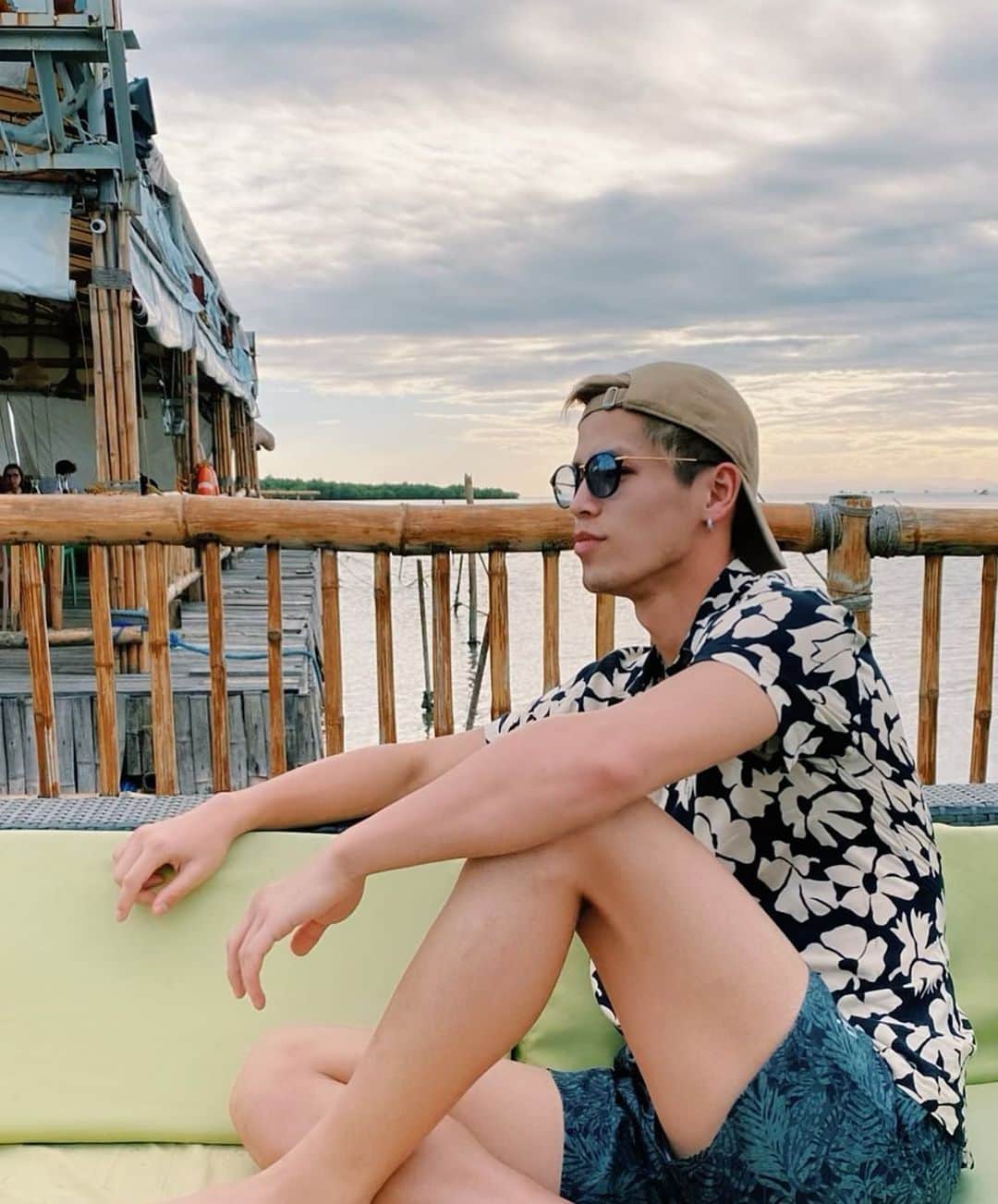 のインスタグラム：「また落ち着いた時にどっか旅行いこ✈️🏝 #休息 #マクタン島の人の職業大体が座るだけ #合言葉 #とりあえず座る」