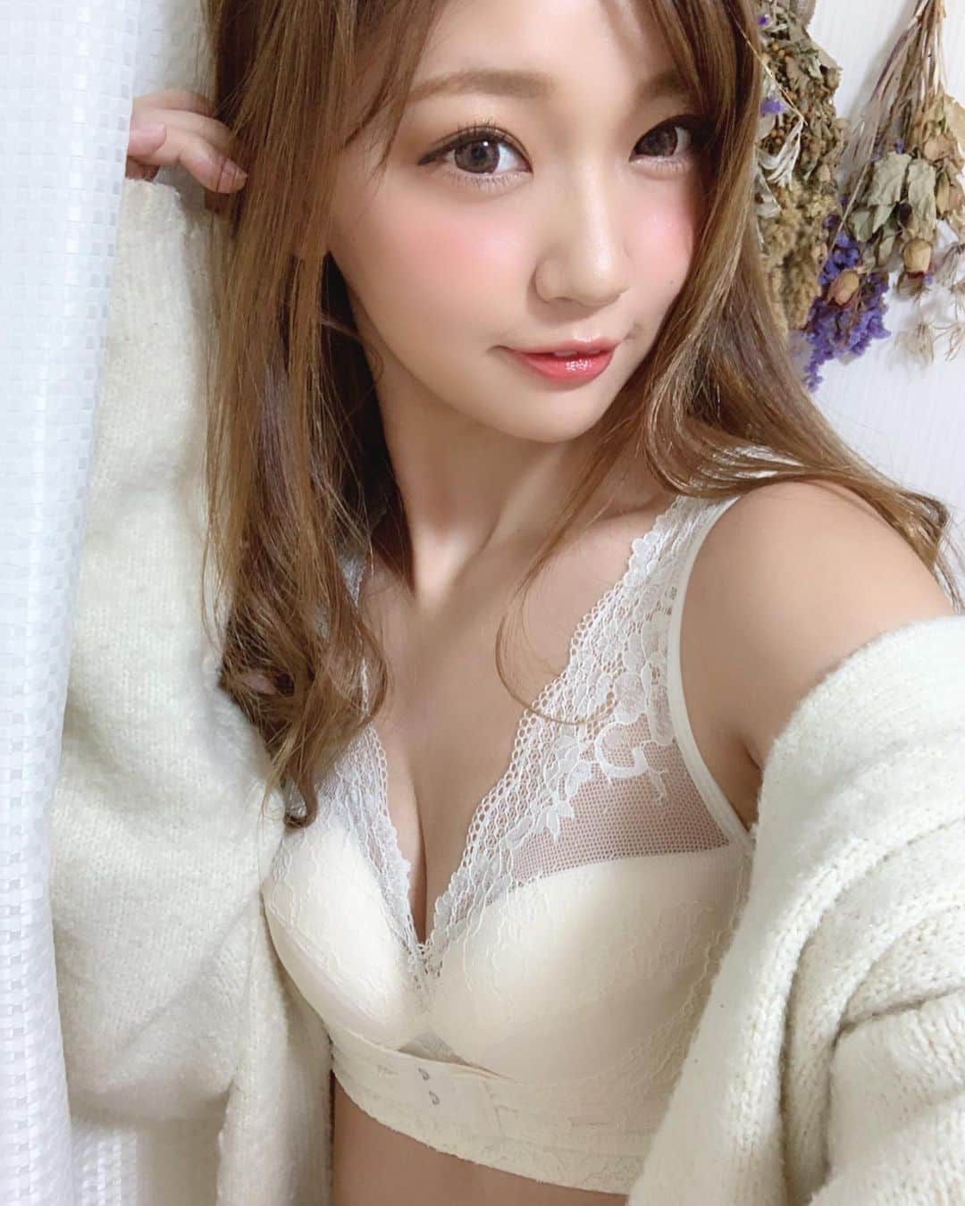 いっちゃん/嶋津 いつみのインスタグラム：「. . 最近は色んなナイトブラやら 育乳ブラやらクリームやら バストケアアイテムが手に入るよね🤔✨ . . . . いっちゃんが最近愛用してんのは これー✌🏻⭐️ . . . . . そもそもなんでナイトブラって必要か みんな知ってる😀？ . . . 簡単に言うとバストの形やら 位置を支えてるクーパー靭帯ってのがあるんやけど なんせ靭帯なわけやから お肌や筋肉と同じで 年齢とともに重量やら老化にものなって 支える力も弱くなってくねん💔 . . んでもって 他の靭帯と同じで1度伸びた靭帯は 元には戻りません😭🙏🏻 . . . . 支える力が弱くなったバストは必然的に 形は崩れるし、流れていくのです🤢💨💨💨 . . . . . だから靭帯の役割をフォローするために ナイトブラや育乳ブラが必要なわけ。 . . . . 女子は絶対ブラして寝た方がいい!! って友達の産婦人科の先生も言ってたから 無駄な説得力😱💨w . . . . . . でも寝苦しいのは嫌やし デザインが可愛くないのも嫌やし 高すぎるのも嫌やん？←ワガママ💓w . . . . . . 基本、選ぶ基準は ①ノンワイヤー ②かわいいデザイン ③服に響かないデザイン って感じなんやけど それに当てはまったブラがこれなわけ🙆‍♀️❤️ . . . . . @lulukushel  の育乳ブラ🎉 . スポッと頭からかぶって 前でホック止めるだけやし、 ホックのキツさも調整できるから 苦しくない🙌🏻🌿 . . 色はアイボリー選んだんやけど この色なら上から白を着ても響かんし 楽チンやで💪 . . . . . #関西  #関西サロモ  #サロンモデル #サロモ #いっちゃん  #フリーモデル #関西モデル  #あざといっちゃん #かわいっちゃん #くつろぎ育乳ブラ #ナイトブラ  #育乳ブラ  #育乳  #ルルクシェル」