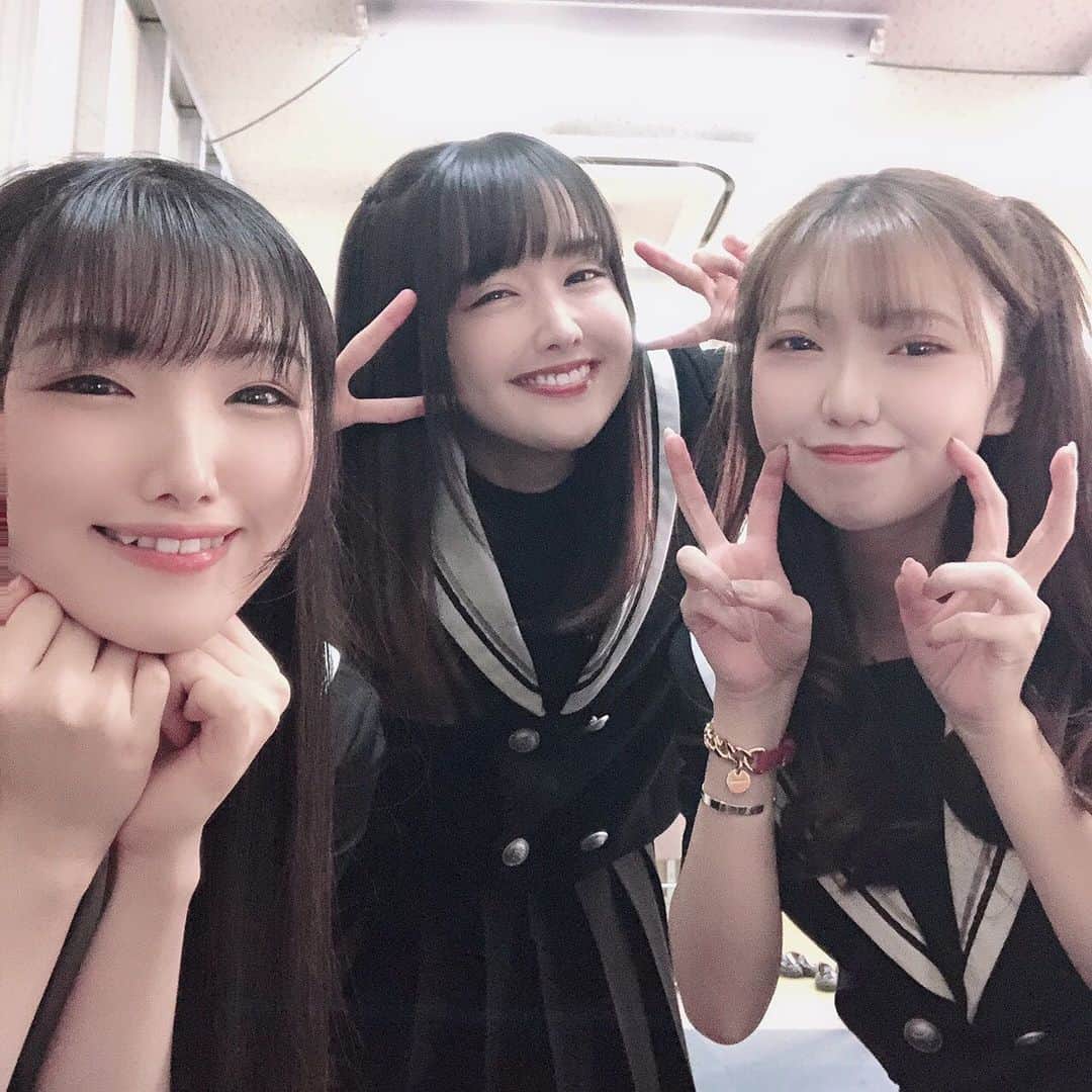 のインスタグラム：「『新春！デッドリー祭』 アリアリデッドリーが終わって2週間もたってないのに、もうだいぶ前のことのように感じながらのトークショーでした。 ご来場の皆様と一緒に名場面を振り返ったり、裏話をしたり、違う役をやってみたり… 楽しくてあっという間だった！  改めて、いろんな意味ですごい作品だったなぁとしみじみ。 大盛り上がりのアリアリデッドリー納めができてよかったです！  チェキ撮ってくれた皆さんもありがとう〜(ノv`*) アリアリの制服は恐らく見納めだと思うので、大切にしておいてね。  #デッドリー祭 #アリアリデッドリー #アリスインアリス」