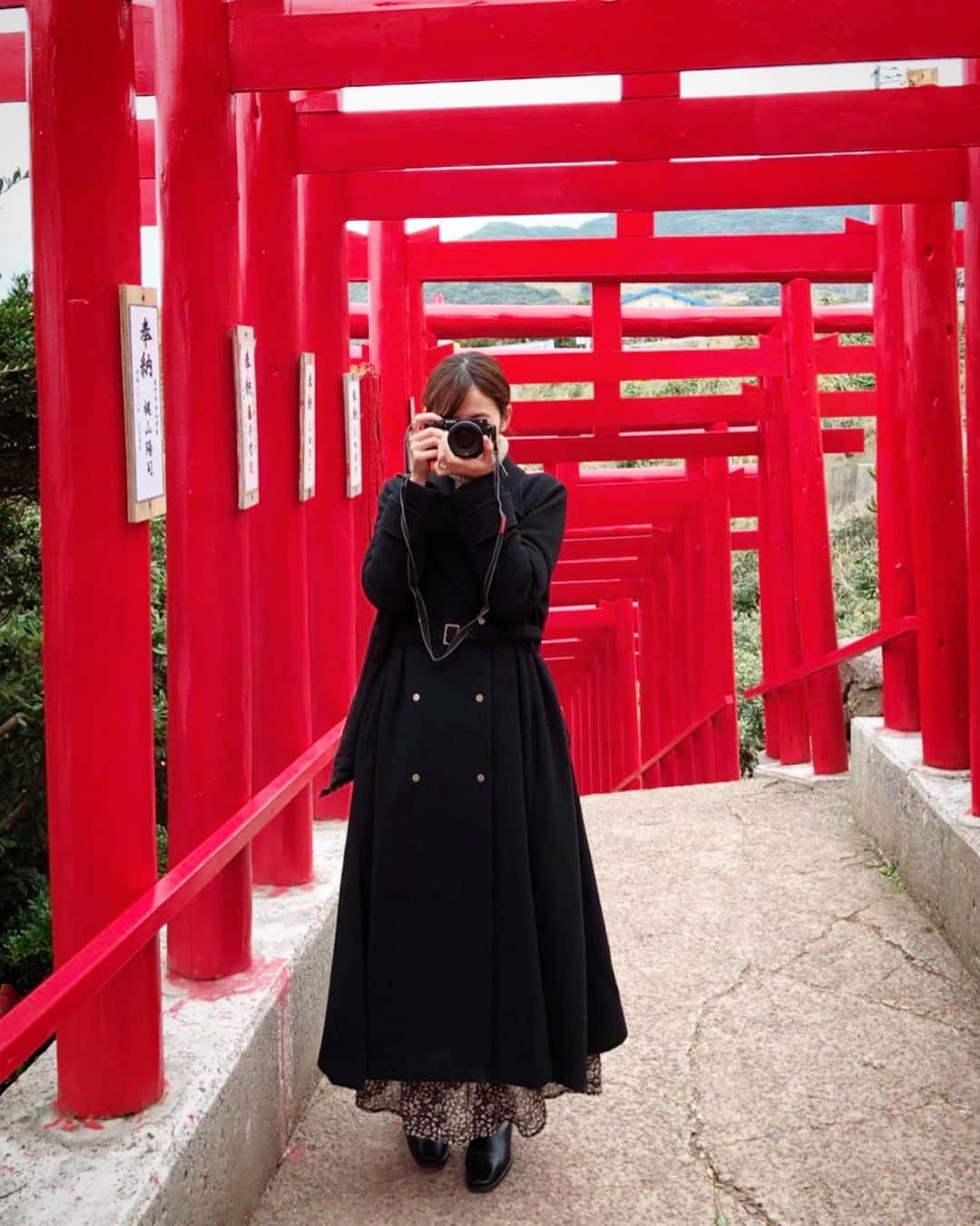 吉田友利恵さんのインスタグラム写真 - (吉田友利恵Instagram)「⛩ 何年もずっと行きたかった場所。 #元乃隅稲成神社 やっとこさ行けました。 本当に嬉しい😭 . 日本で最も入れにくい鳥居の上にあるお賽銭は 人が多くて二回チャレンジしてすぐに諦めました😭 横にあるお賽銭箱にそっと納めました。 (動画も載せますスワイプしてね) (前髪大事件は気にしないでね。笑) . 龍宮の潮吹も見れたし (ゴゴゴゴゴゴって凄い音がしてた)、 鳥居もくぐれたし、大満足です。 . この日はお気に入りの @amerivintage のコートを着て行きました☺️ 一番最後にわかりやすい写真載せておきます！」1月6日 20時56分 - _yurieyoshida_