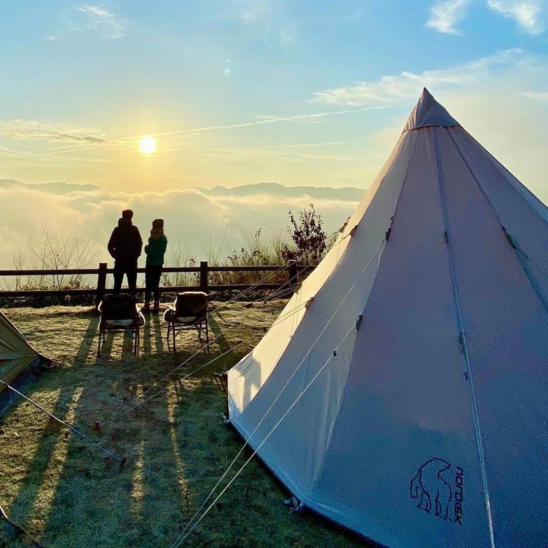 CAMP_HACKさんのインスタグラム写真 - (CAMP_HACKInstagram)「2020年、新しい年の幕開けです！　こちらは雲海と初日の出で迎えた新春キャンプ。何とも縁起が良いですね。今年はフィールドで、どんな景色に出会えるでしょうか？ . . from CAMP HACK . CAMP HACKであなたのキャンプライフを取材します！ 『#camphack取材』を付けて投稿！ . Photo by @633kei さん . #camp #camping #camphack #outdoorlife #outdoor #trip #travel #japan #followme #weekend #travelling #outdoorgirl #family #familytrip #nordisk #キャンプ #アウトドア #キャンプ道具 #キャンプ初心者 #家族 #外遊び #自然 #キャンプ場 #お出かけ #新春キャンプ #雲海 #絶景キャンプ場」1月6日 21時01分 - camp_hack