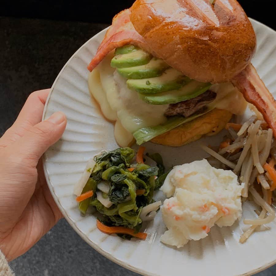 斎藤なりのインスタグラム：「2019最後を締めくくったハンバーガー🍔 . 2019年(ひっそりと活動してる) ハンバーガー部を締めくくったバーガーは 蒲田の　@kakumei.burger_and_cafe.kamata . 見よ！この美しさ！ わたしはベーコンチーズバーガーをチョイス☑︎ ほんのり甘いバンズと粗挽きの素材の味を活かしたパティが相性抜群！そこの間に挟まれてる野菜たちの優しい味、そしてフルーツのようにフレッシュな甘酸っぱいグリルプチトマト。全てのバランスが美しい💮 . しかもこのお店はセットに ポテトorおばんざいが選べて ハンバーガー食べたいけど 野菜も取りたい女性に超優しい！最高！ しかもおばんざいは日替わり🥂 . カスタマイズも豊富だし、 ドリンクも可愛くてメニュー選ぶところから 胸のときめきが止まりませんでしたっ🥺 . #ハンバーガー部員募集中　#ハンバーガー愛が止められない　#ハンバーガー部」